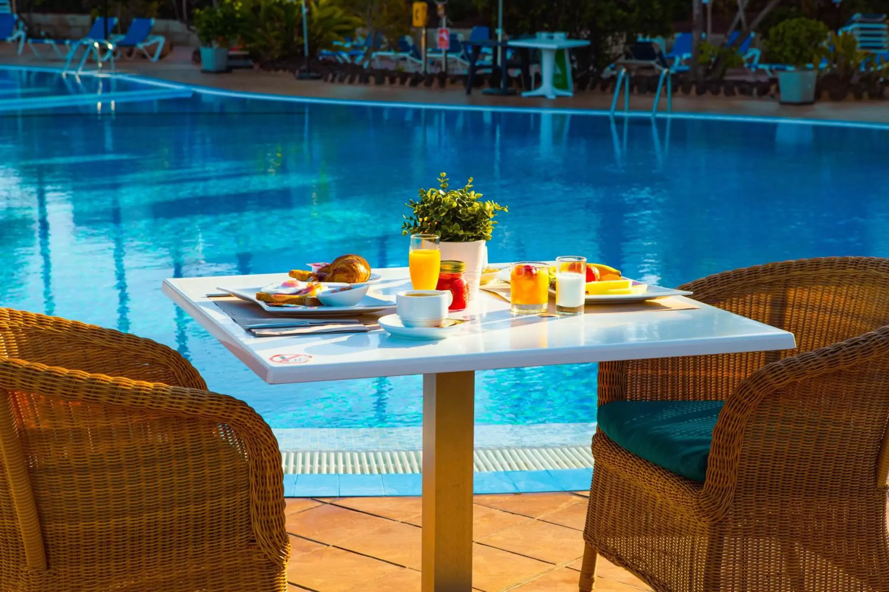 Restaurant/places to eat, Swimming Pool in Wyndham Residences Golf del Sur