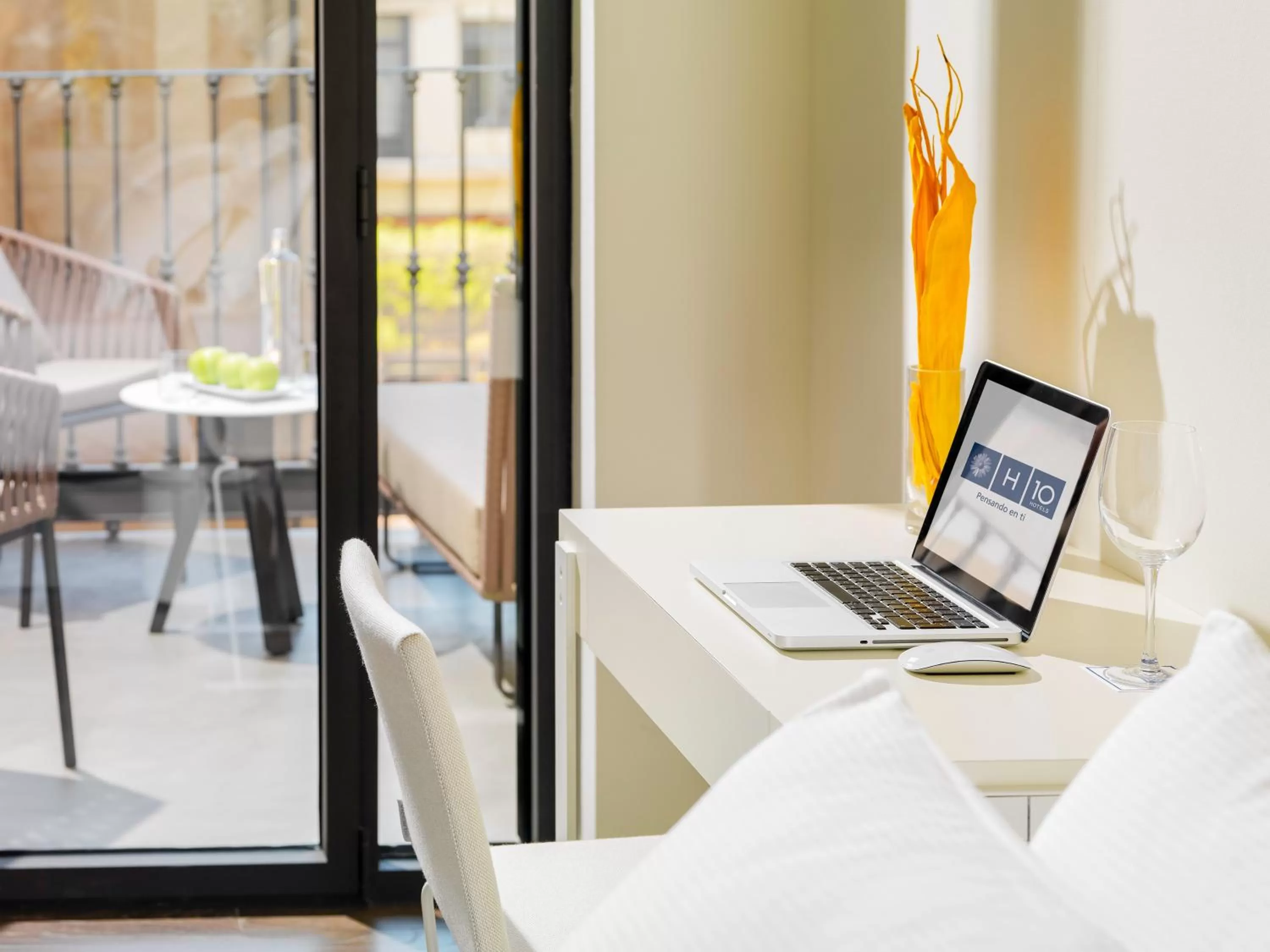 Decorative detail, Bed in H10 Urquinaona Plaza