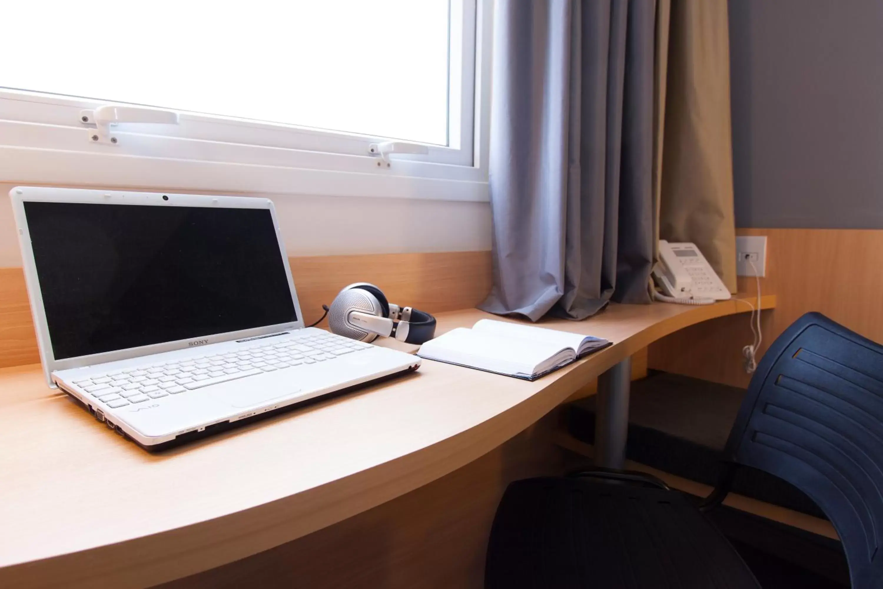 Photo of the whole room, TV/Entertainment Center in ibis Cascavel