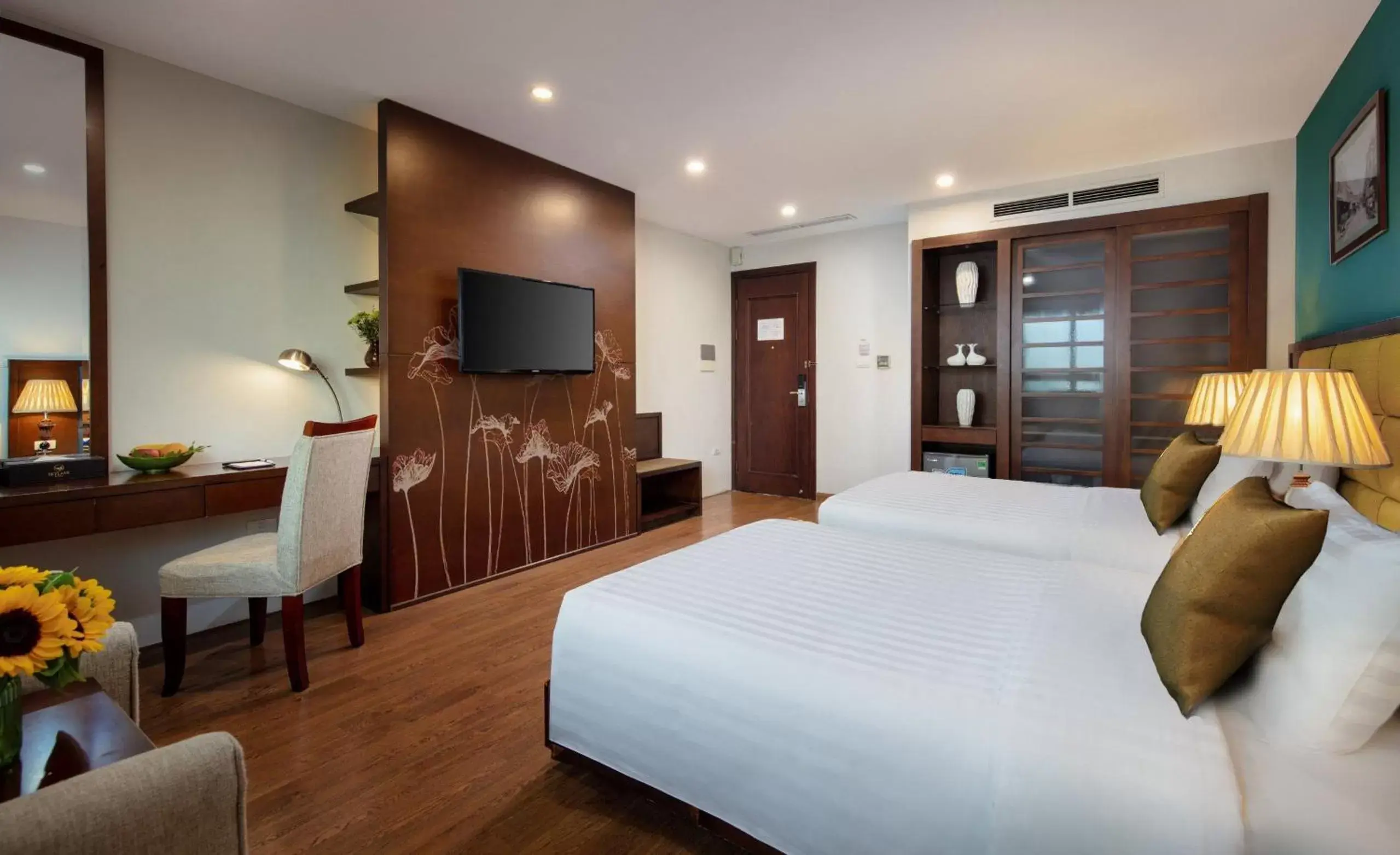 Bed, TV/Entertainment Center in Skylark Hotel