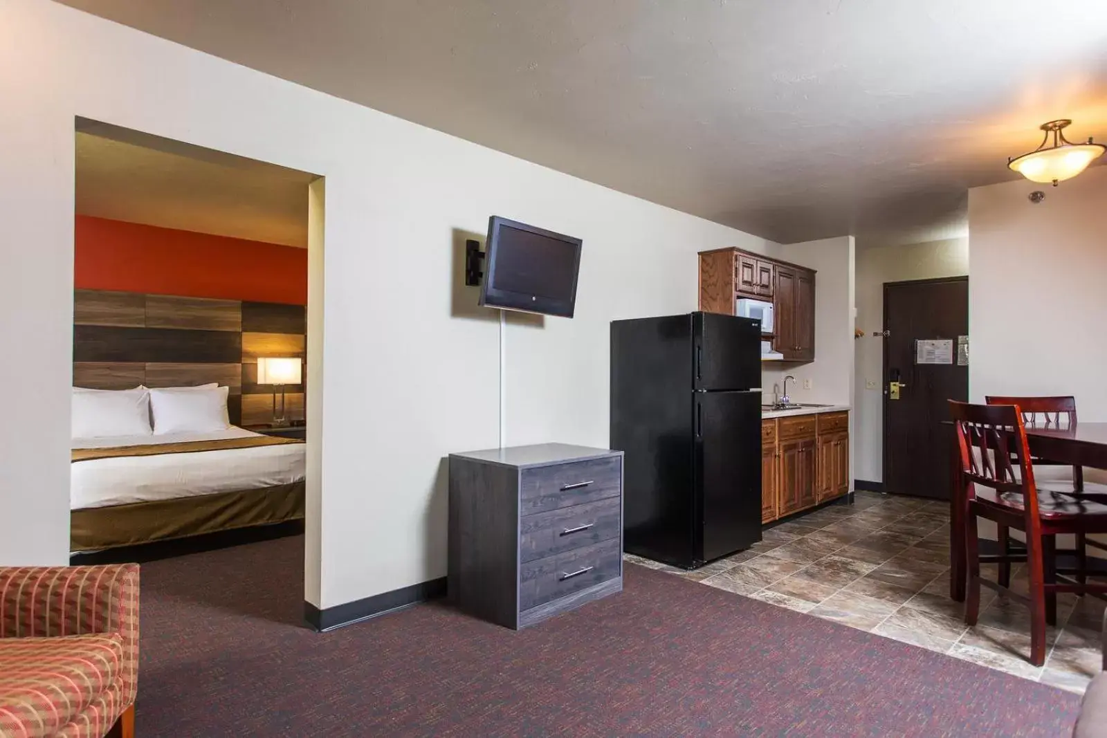 Kitchen or kitchenette, TV/Entertainment Center in Hotel J Green Bay