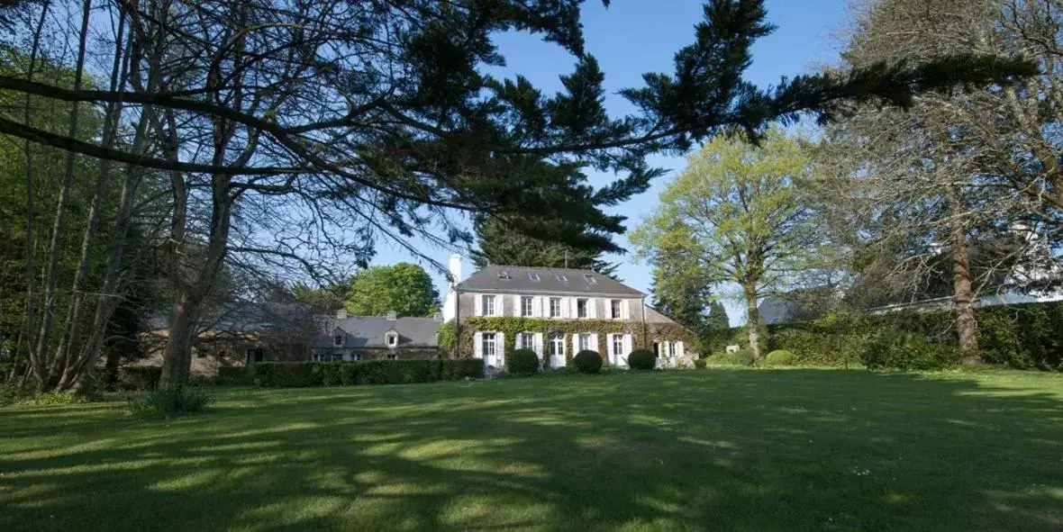 Facade/entrance, Property Building in Manoir des Eperviers