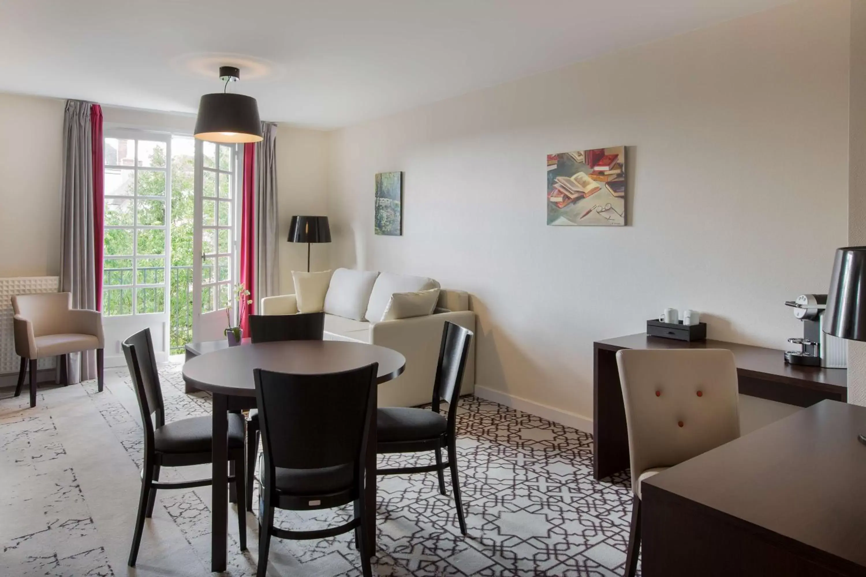 Photo of the whole room, Dining Area in Best Western Blanche De Castille Dourdan