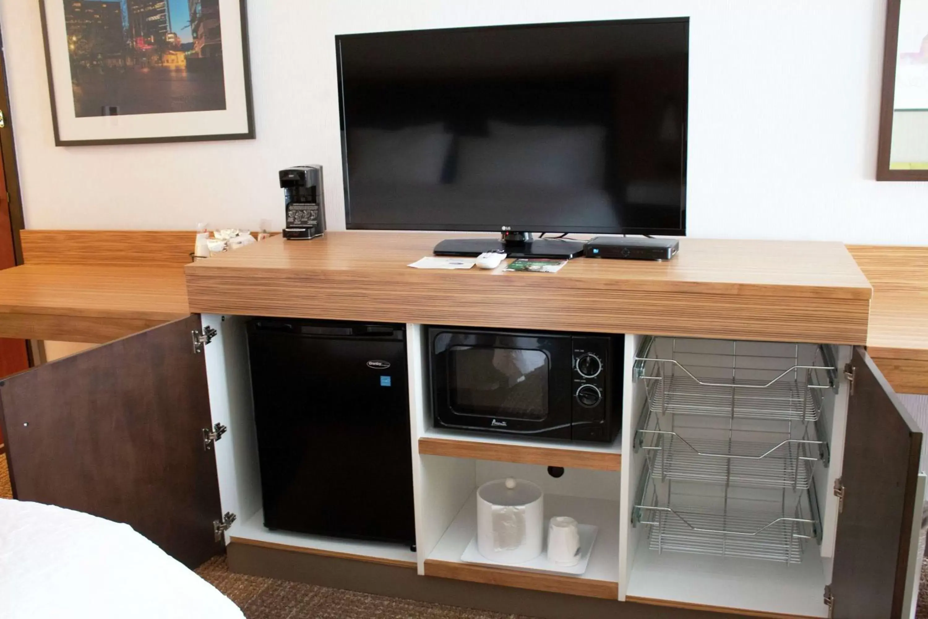 Bedroom, TV/Entertainment Center in Hampton Inn Boise - Airport