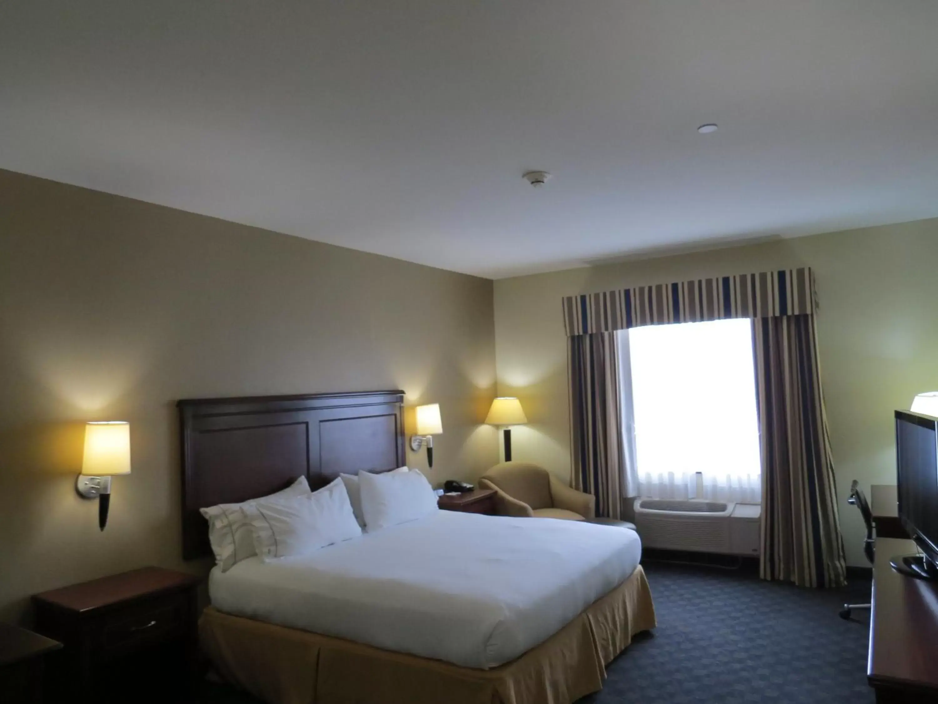 Photo of the whole room, Bed in Holiday Inn Express Hotel & Suites Pampa, an IHG Hotel