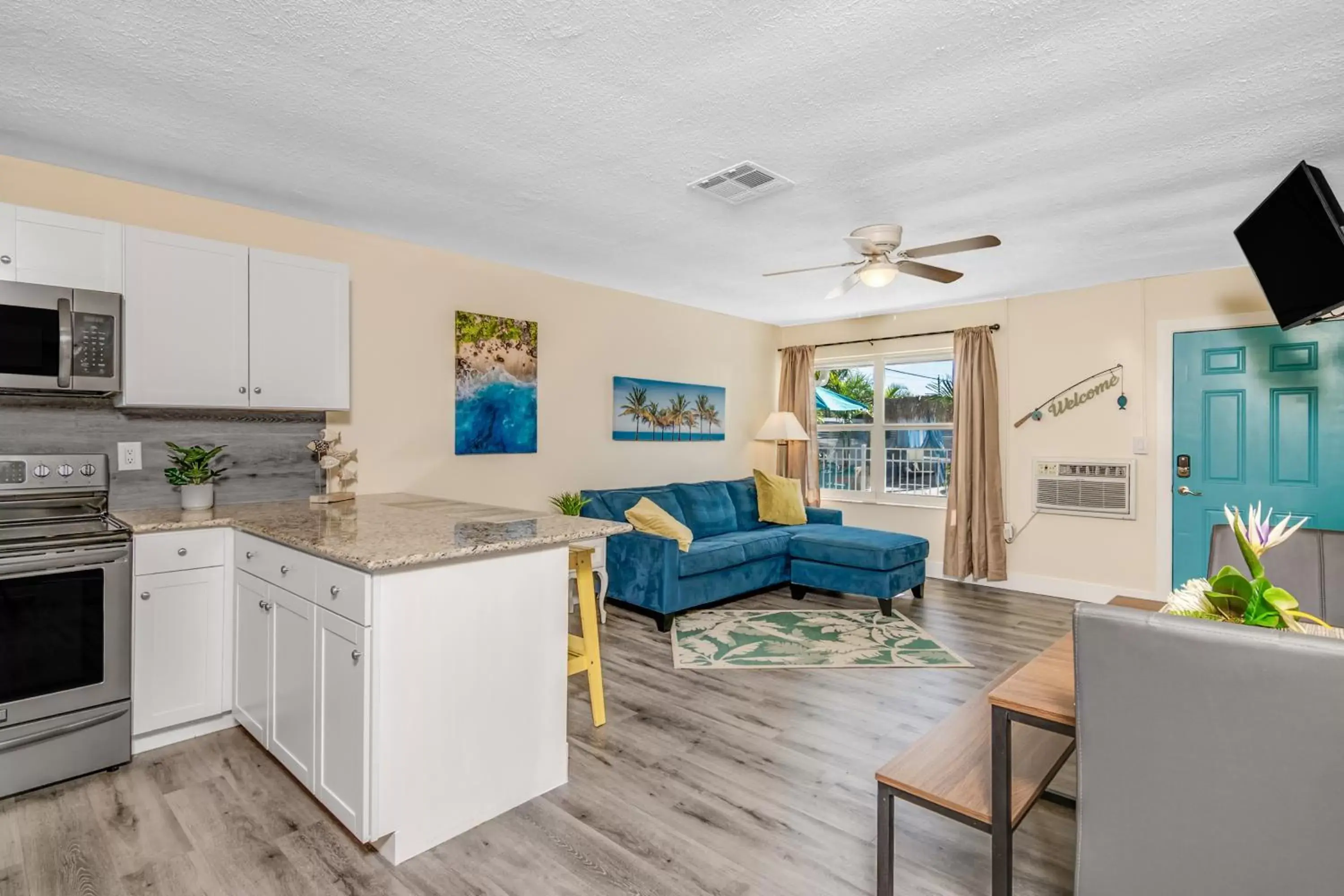 Seating area, Kitchen/Kitchenette in Latitude 26 Waterfront Boutique Resort - Fort Myers Beach