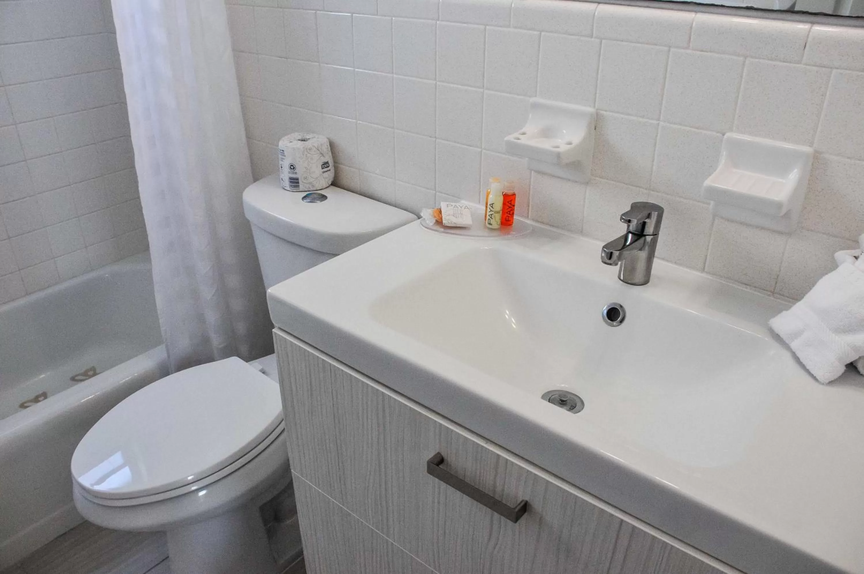 Bathroom in Regency Inn & Suites Sarasota