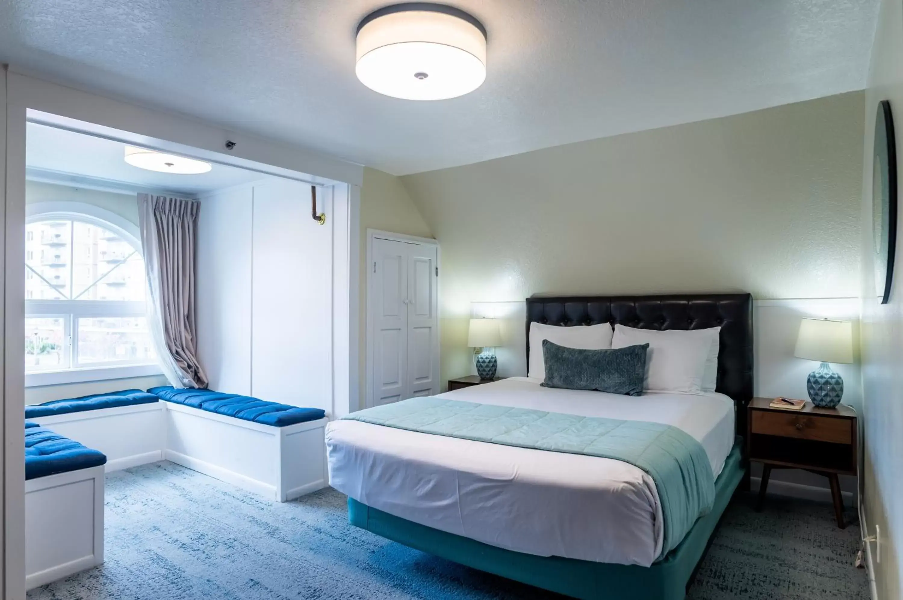 Bedroom, Bed in Gilbert Inn