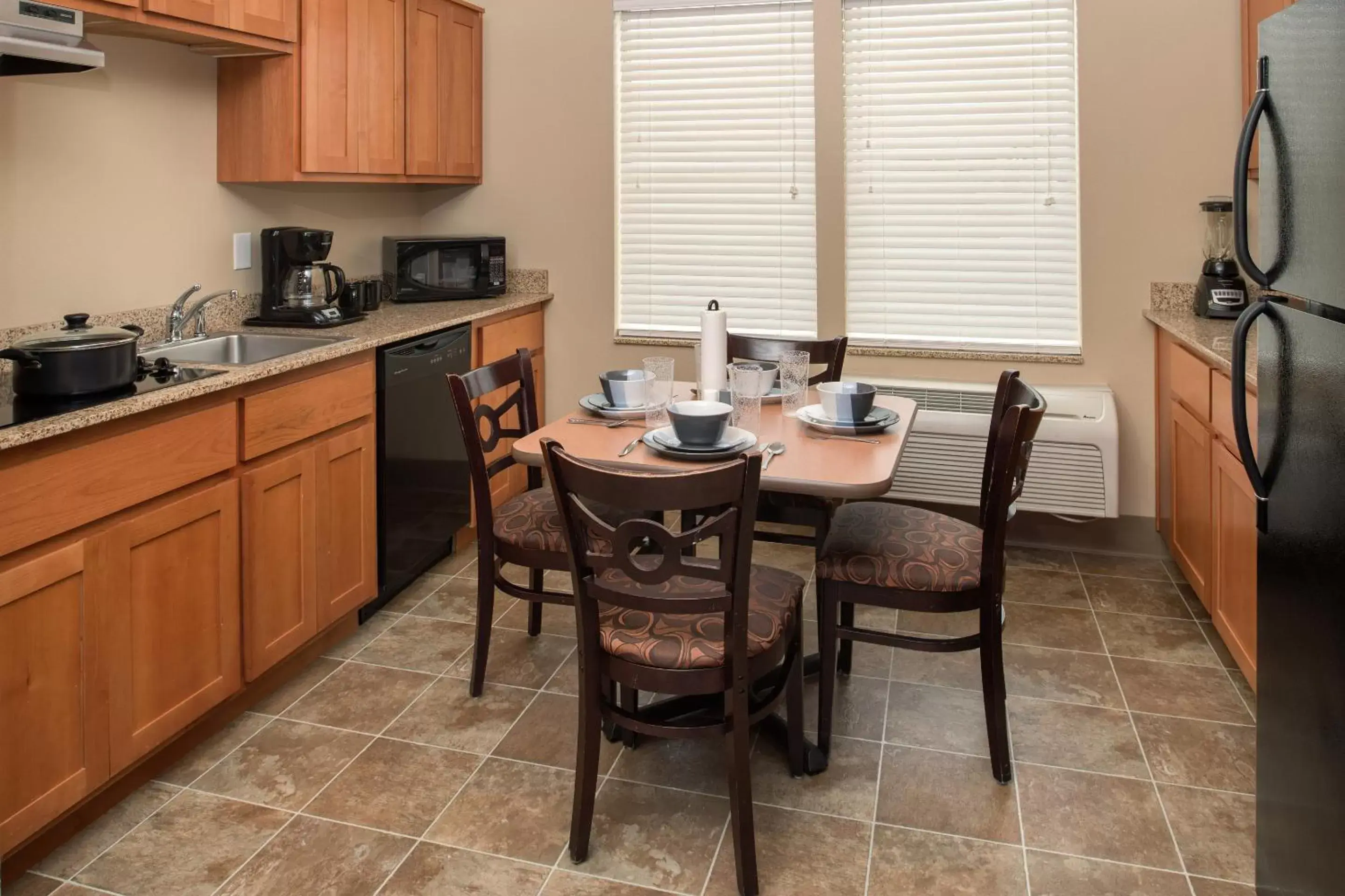 Kitchen or kitchenette, Dining Area in SureStay Plus Hotel by Best Western Kennewick Tri-Cities