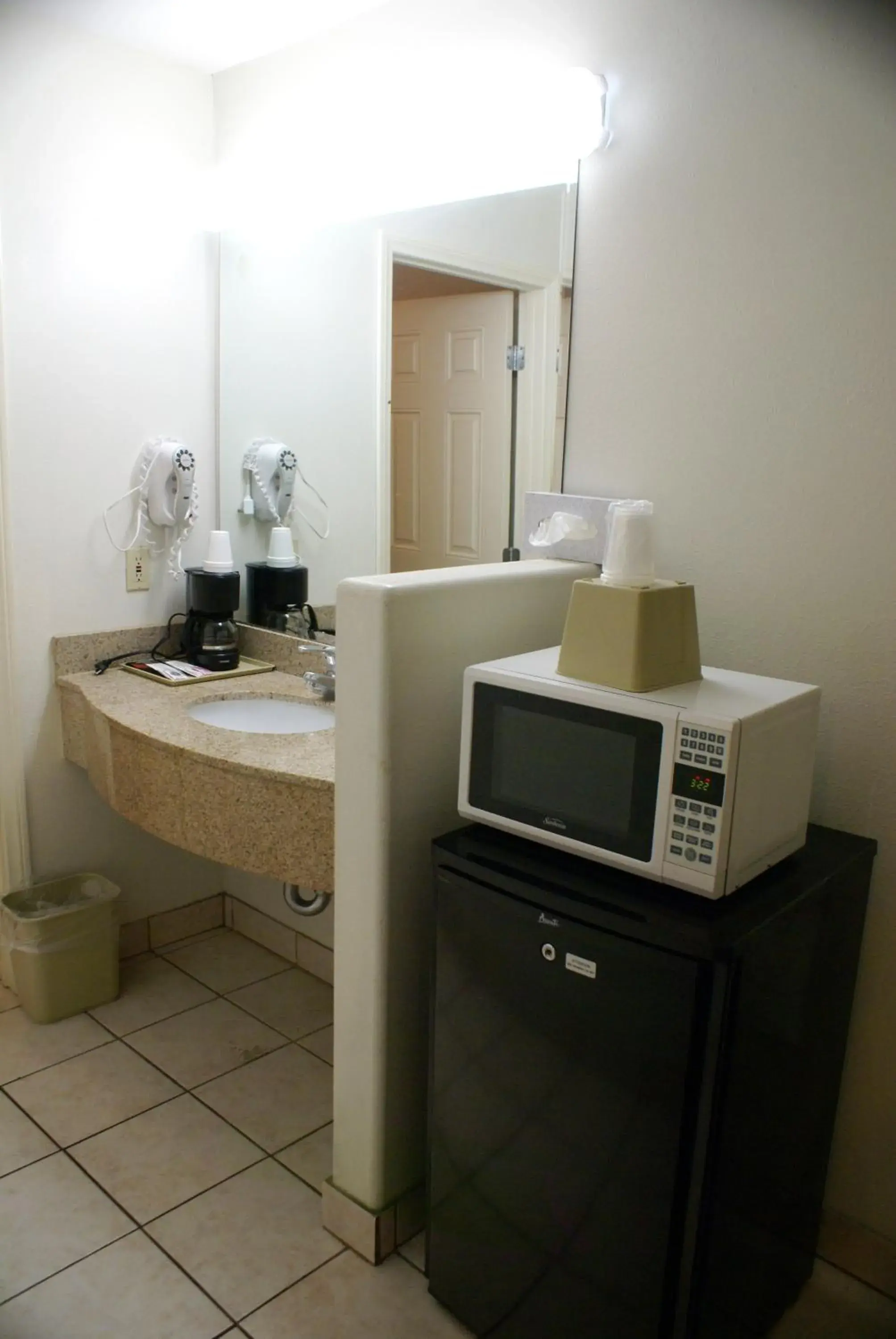 Bathroom, Kitchen/Kitchenette in Colony Inn