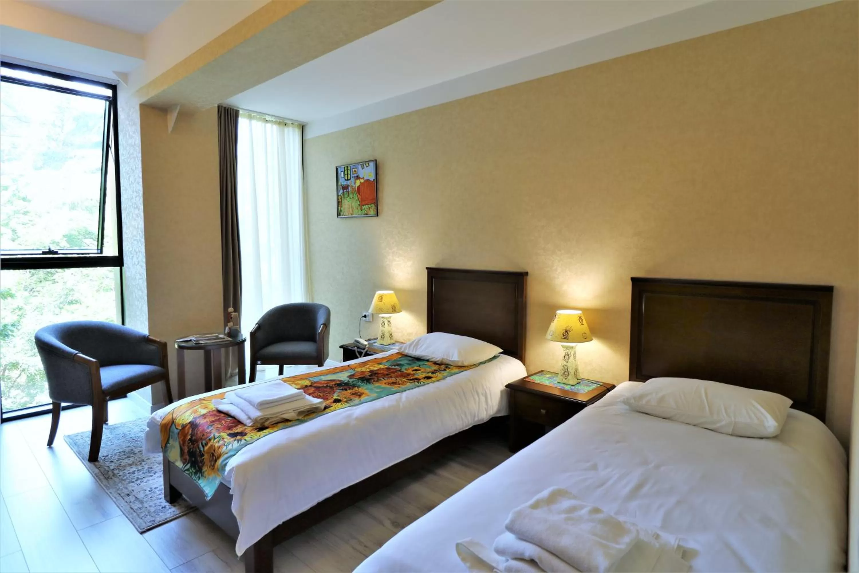 Photo of the whole room, Bed in Hotel Liberty Theatre