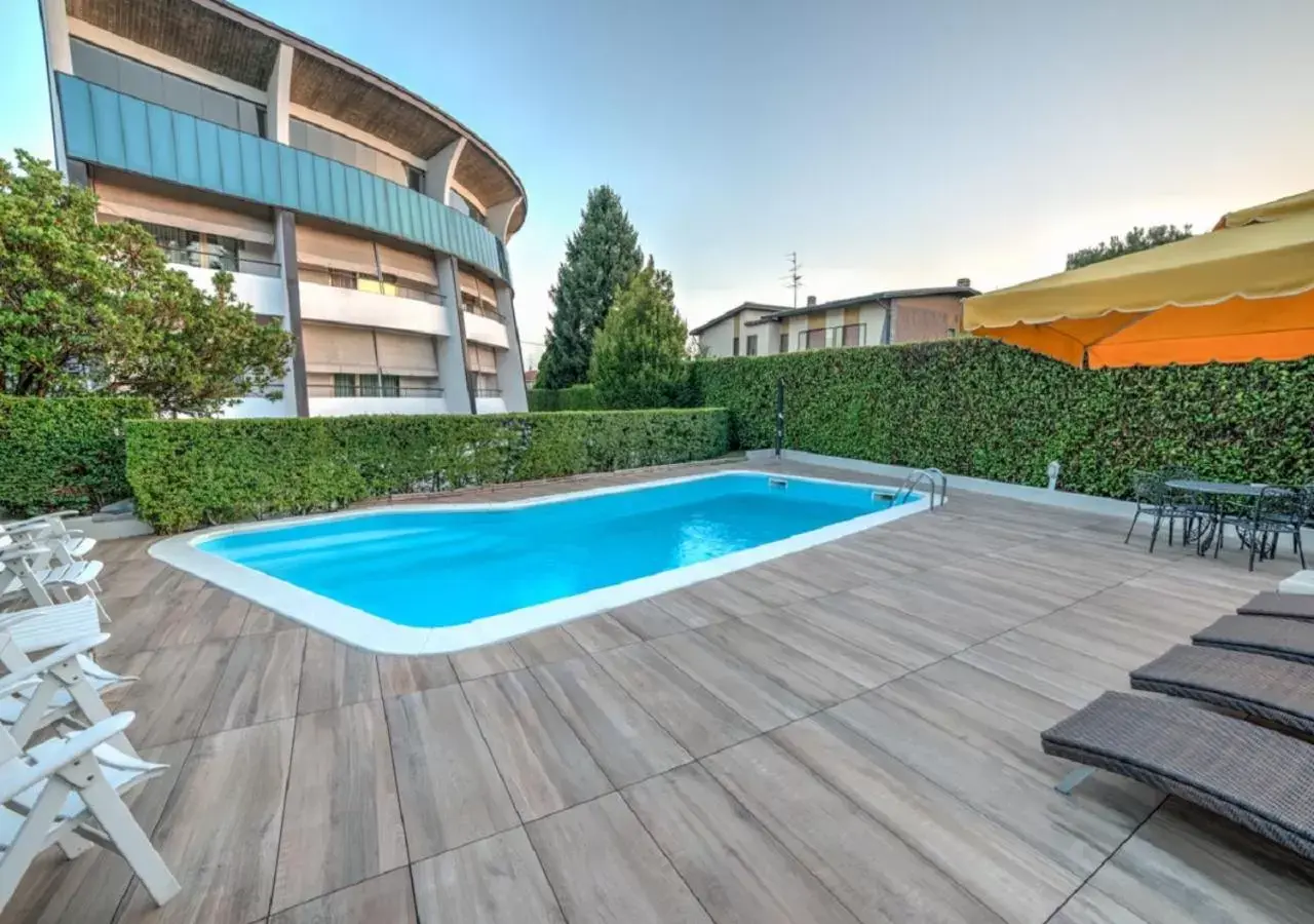 Swimming Pool in Cardano Hotel Malpensa