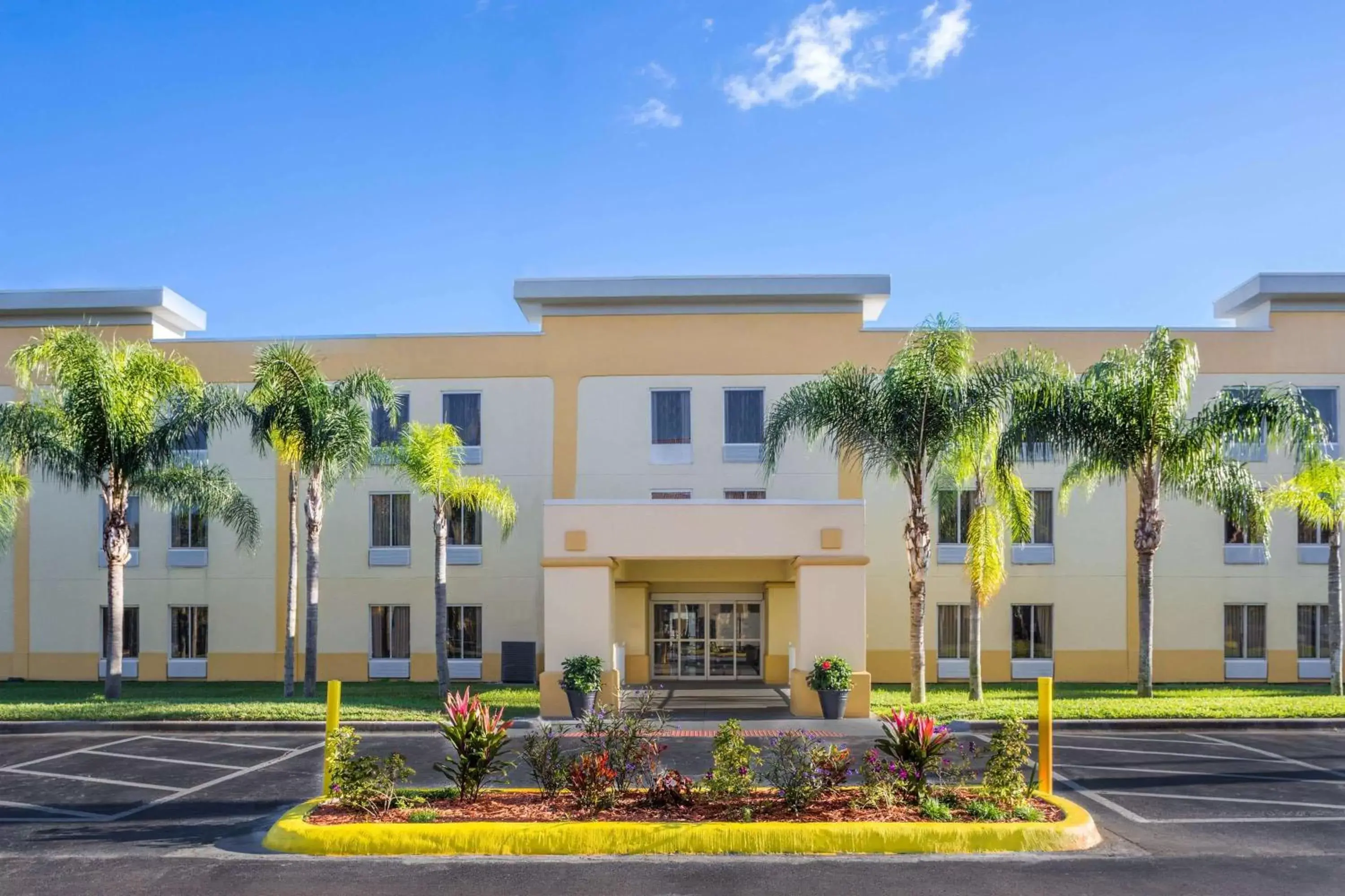 Property Building in La Quinta by Wyndham Orlando Universal area