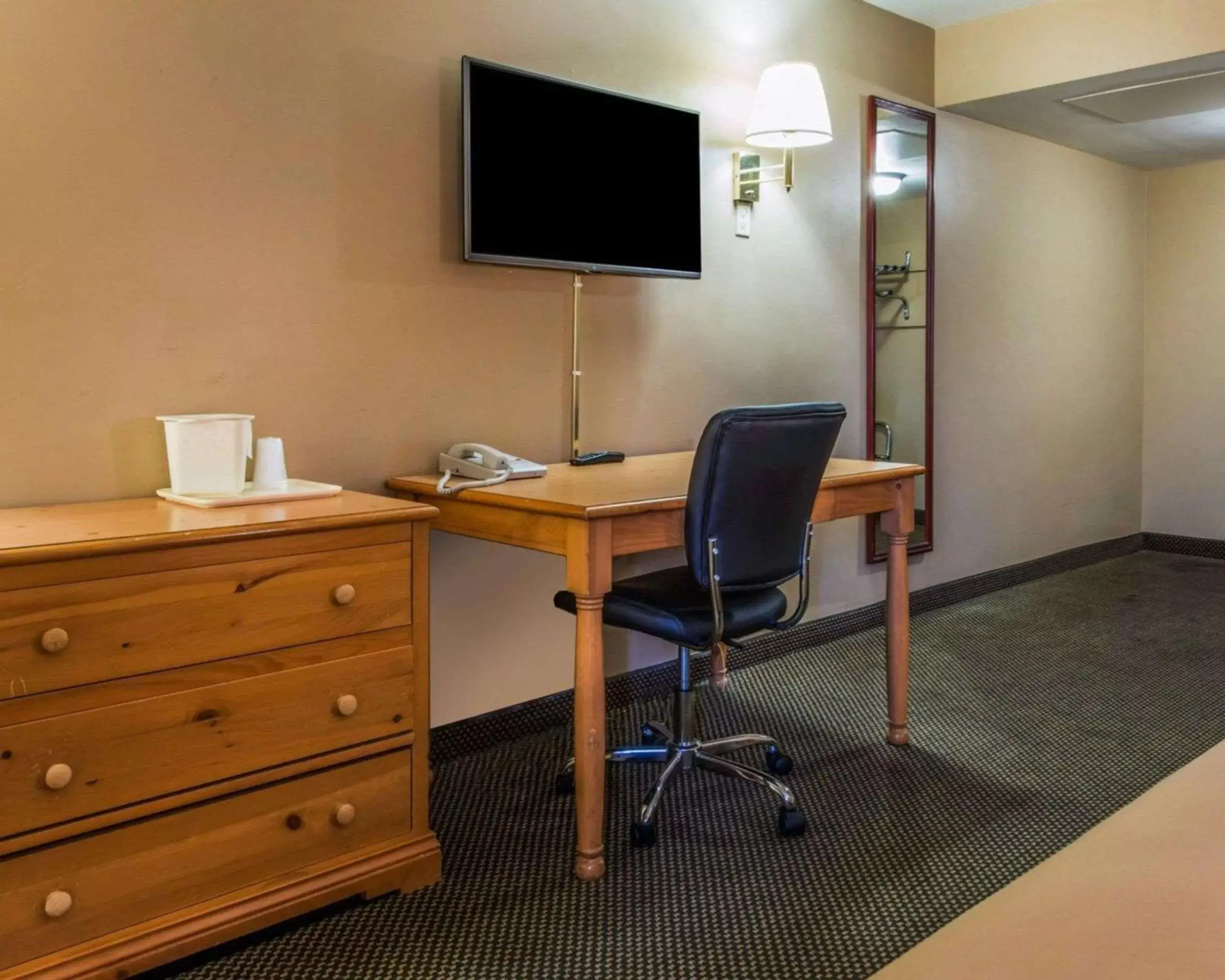 Photo of the whole room, TV/Entertainment Center in Econo Lodge Hermitage