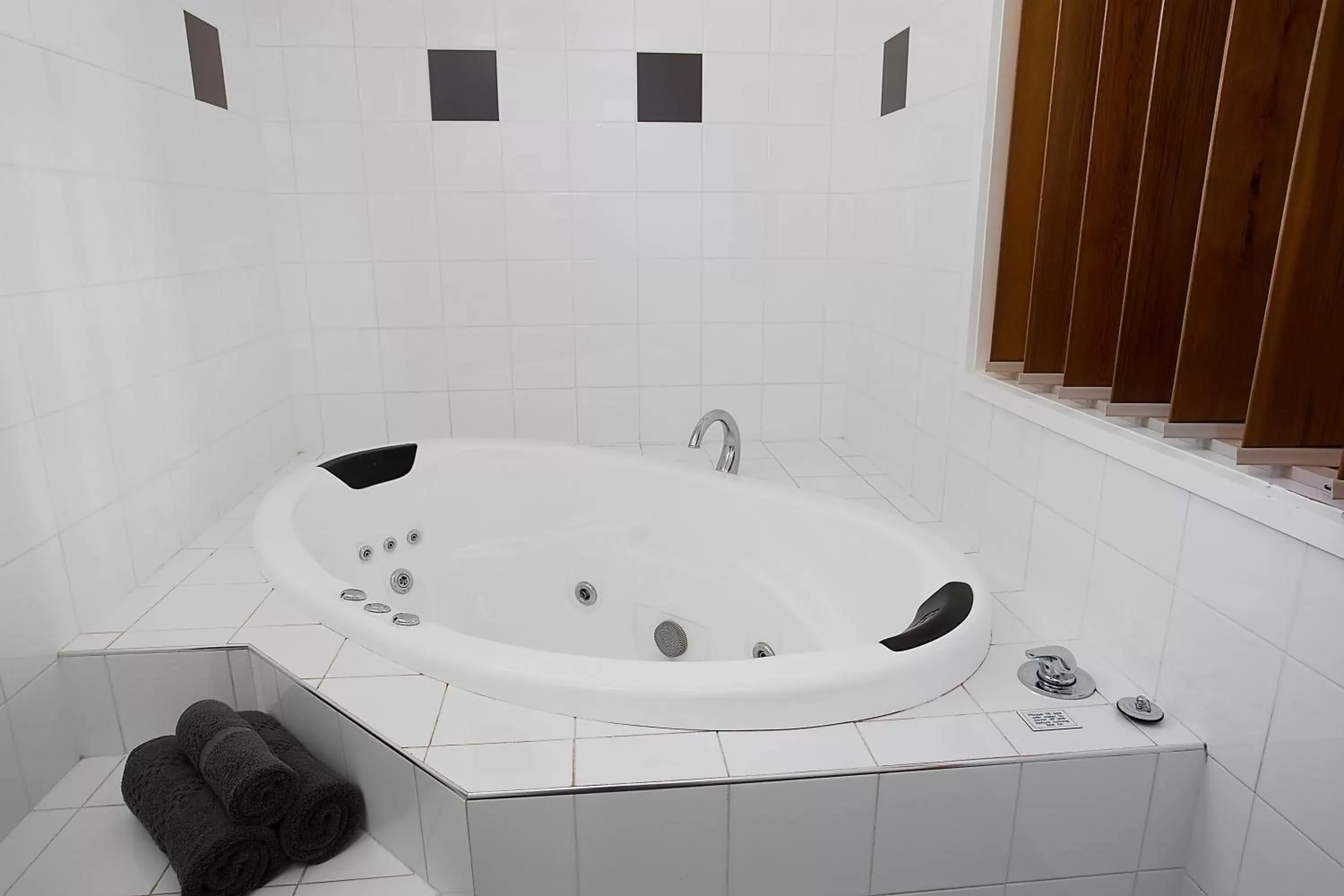 Bathroom in Comfort Inn on Raglan