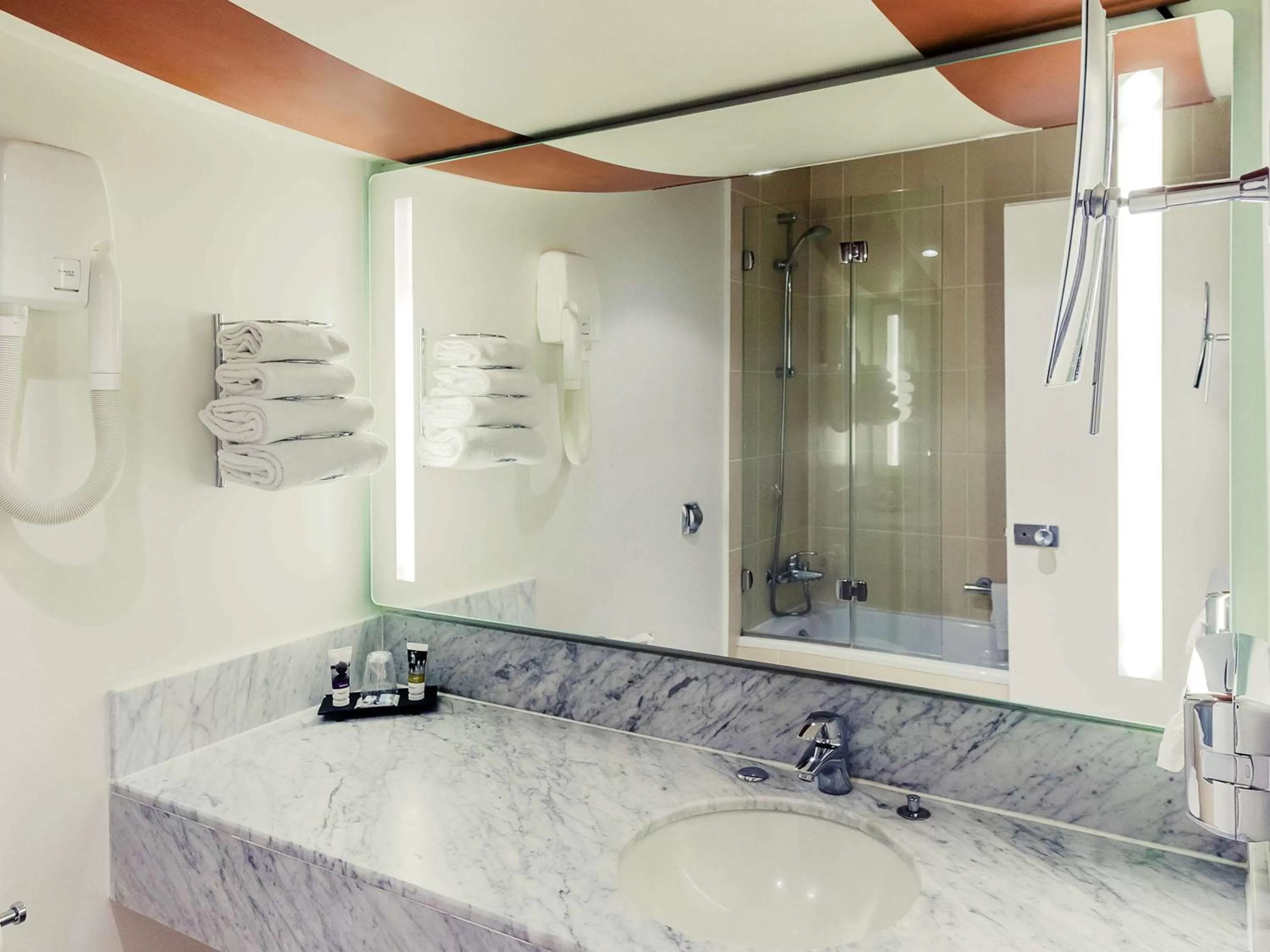 Photo of the whole room in Mercure Orléans Centre Bords de Loire