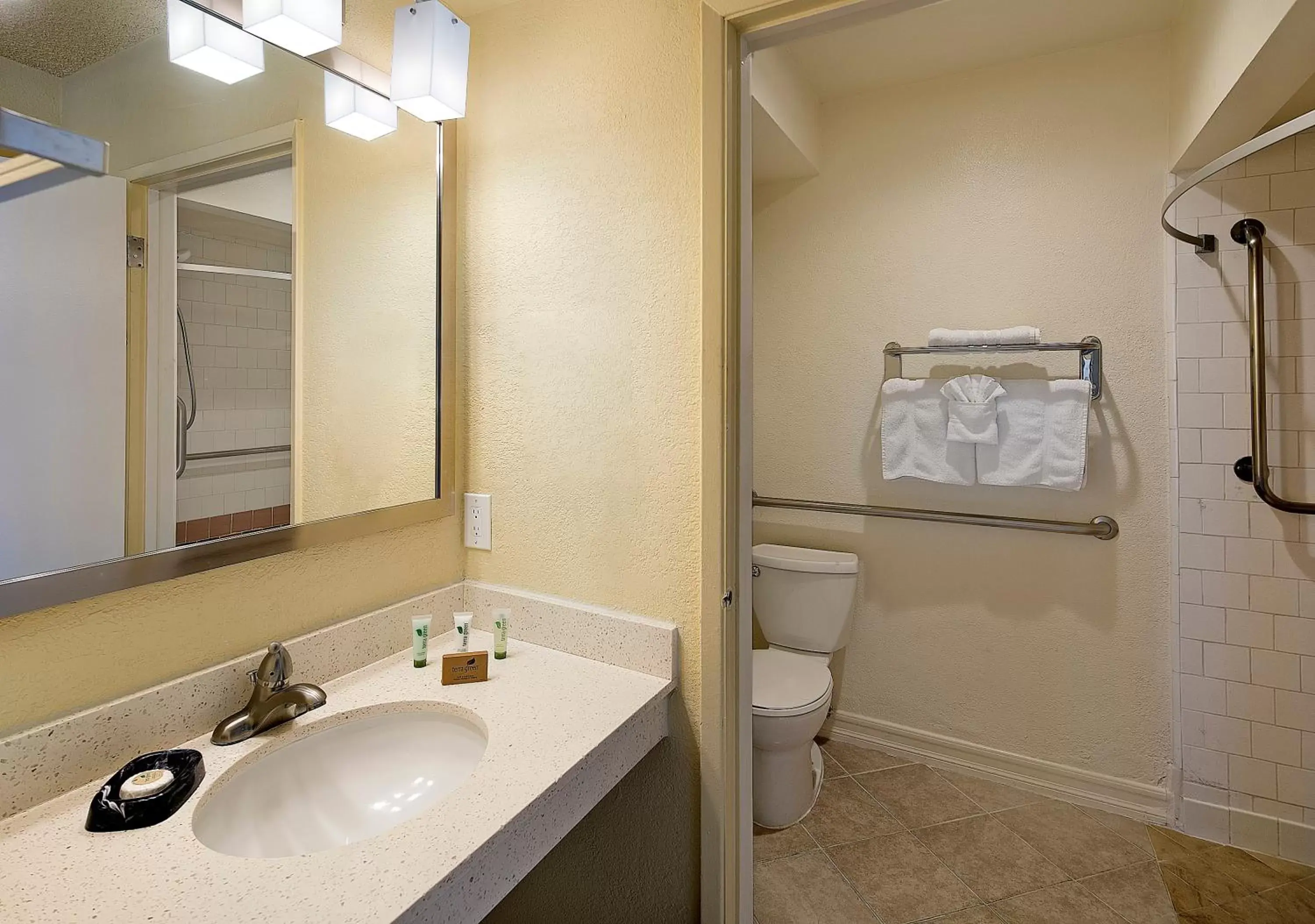 Shower, Bathroom in Golden Sails Hotel