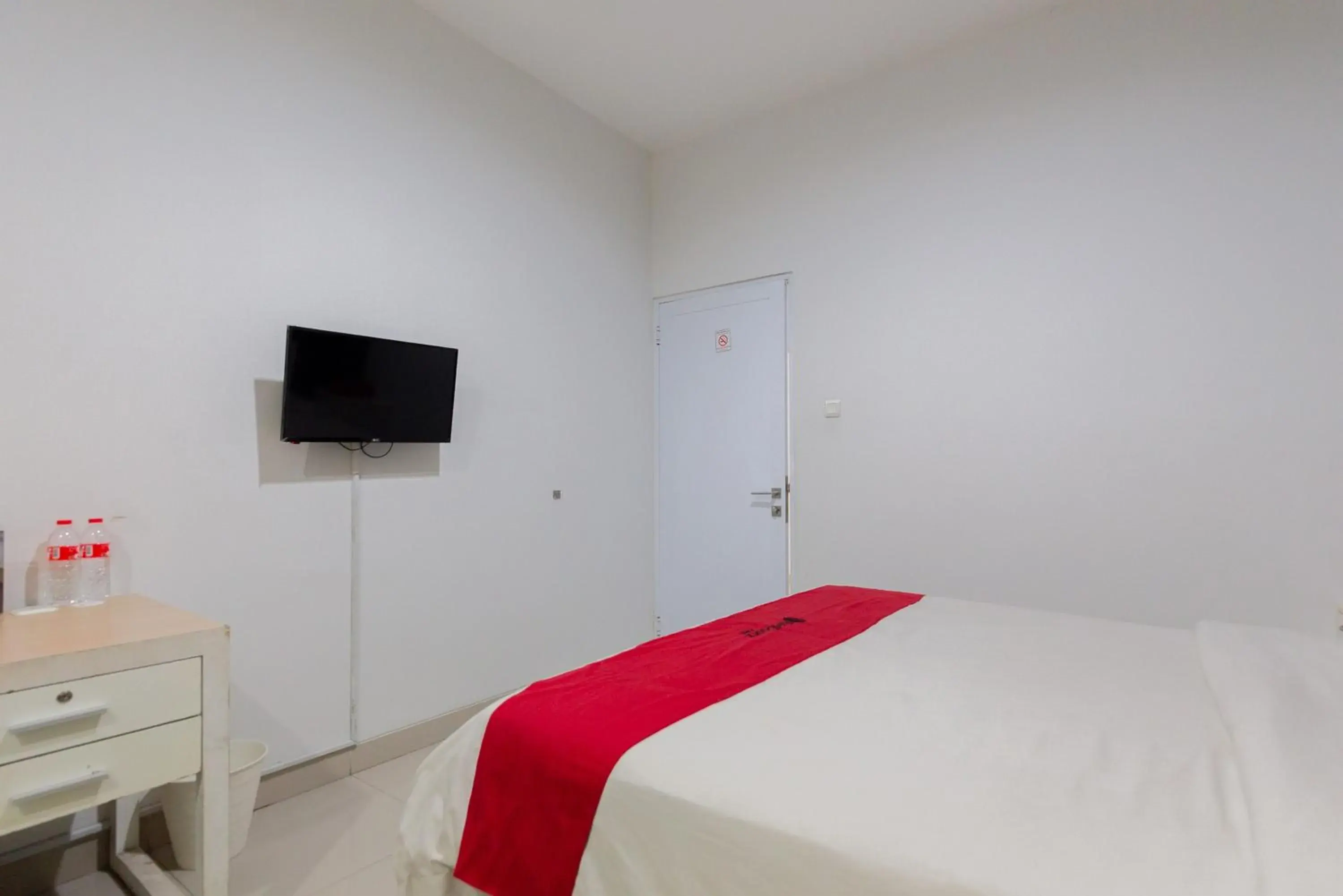 Bed in RedDoorz Plus near Living Plaza Jababeka