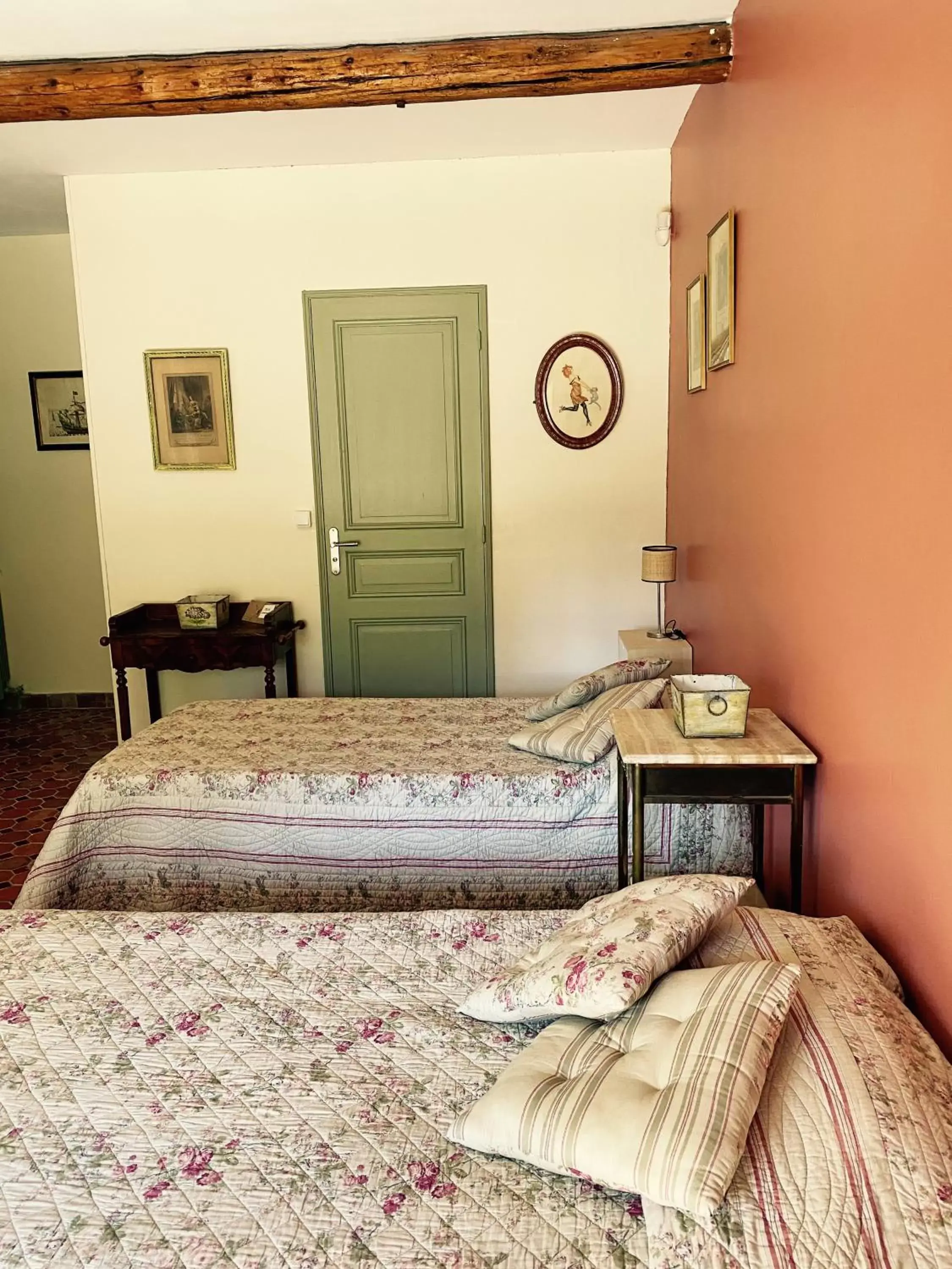 Photo of the whole room, Bed in Domaine du Commandeur