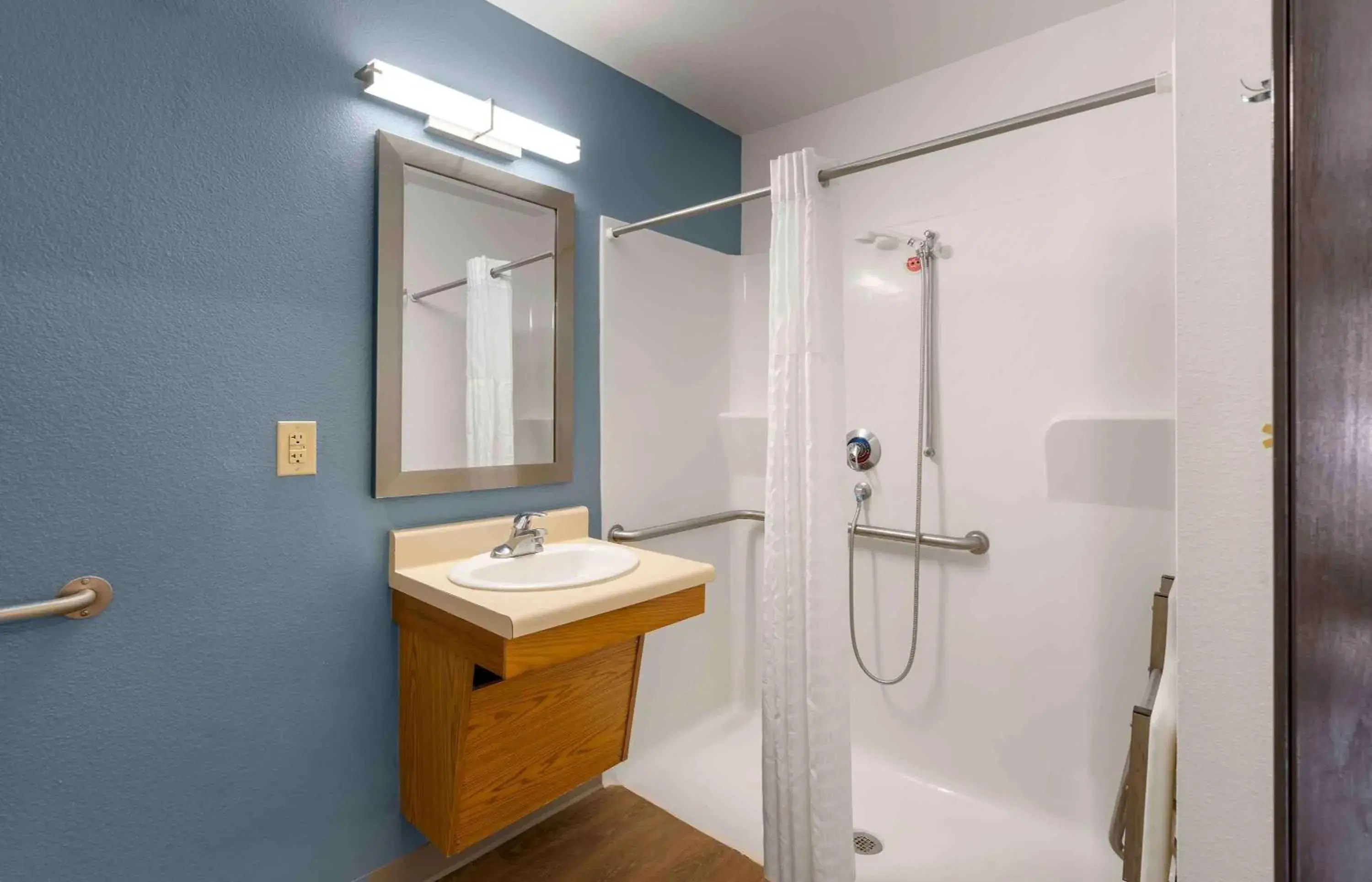 Bathroom in Extended Stay America Select Suites - Lakeland