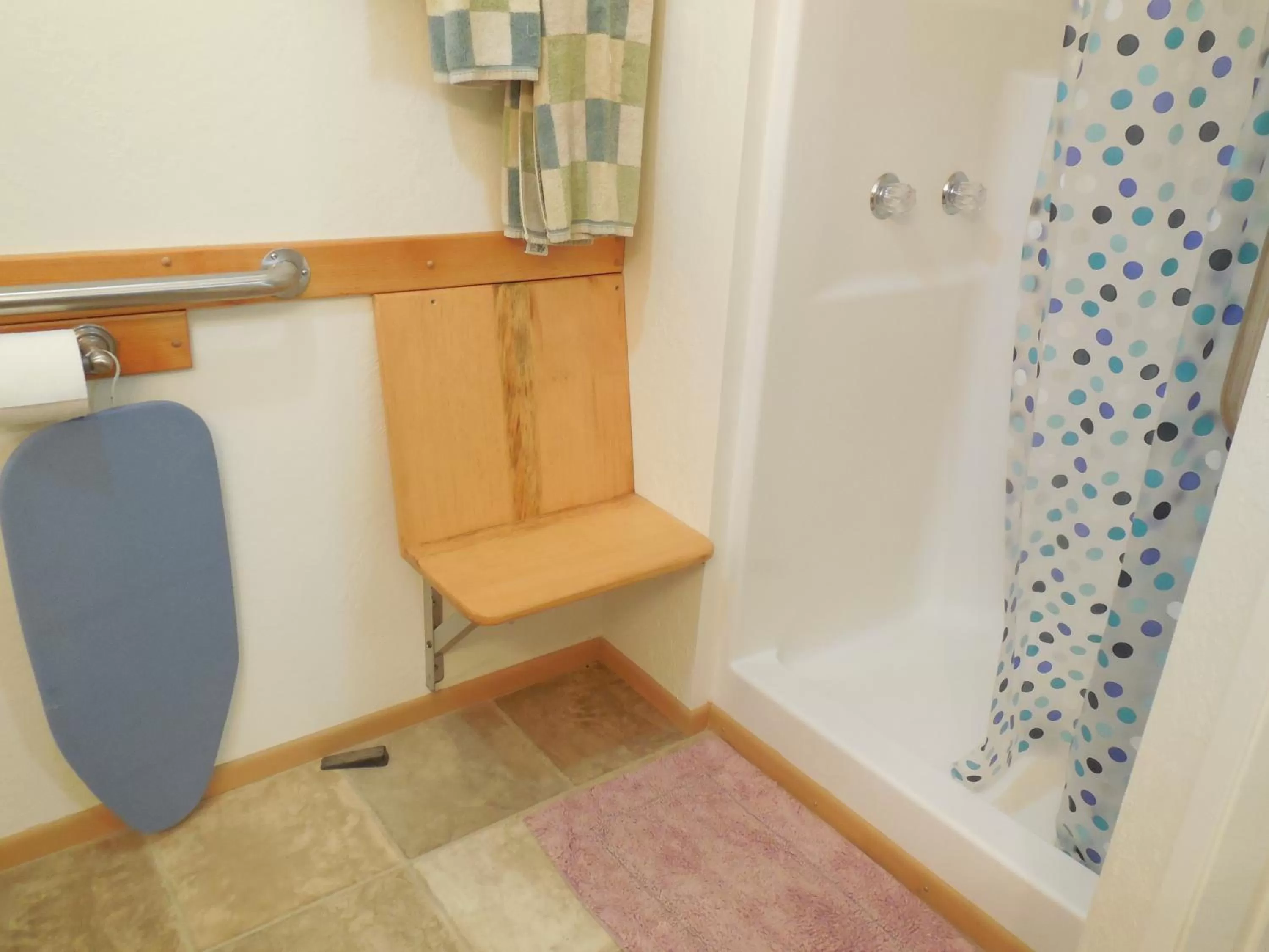 Shower, Bathroom in Yosemite Paradise Inn