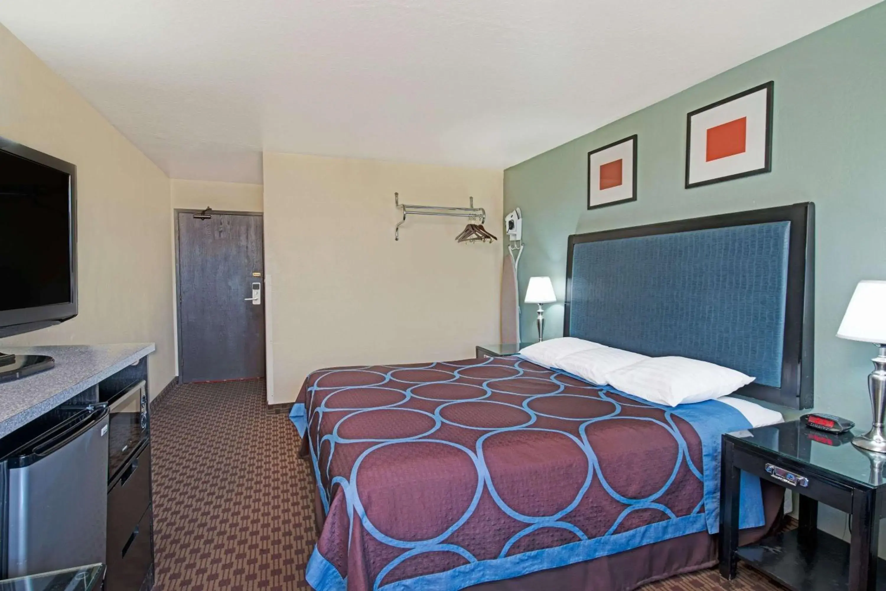 Photo of the whole room, Bed in Super 8 by Wyndham Sacramento/Florin Rd