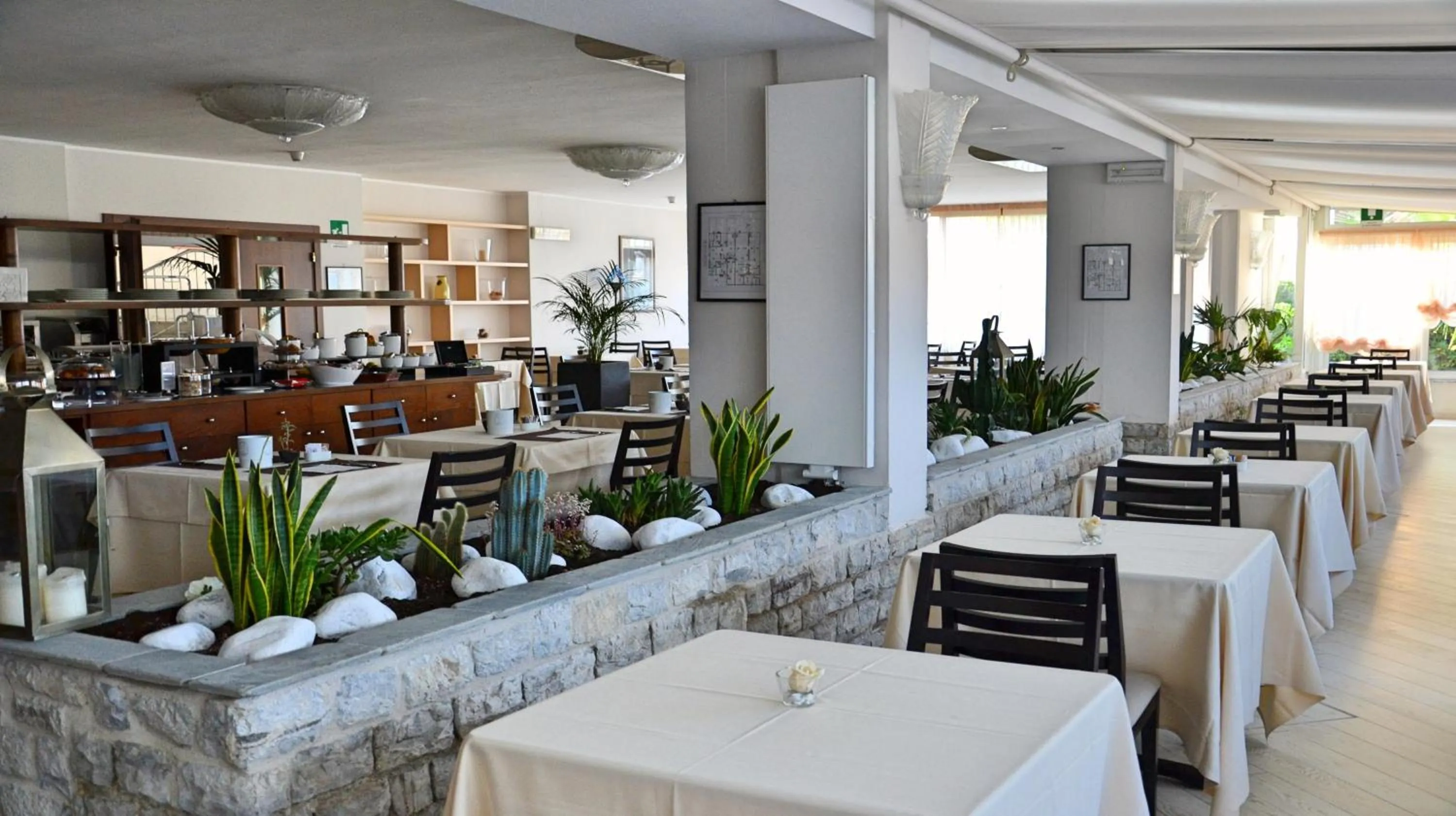 Restaurant/places to eat in Hotel Tiffany