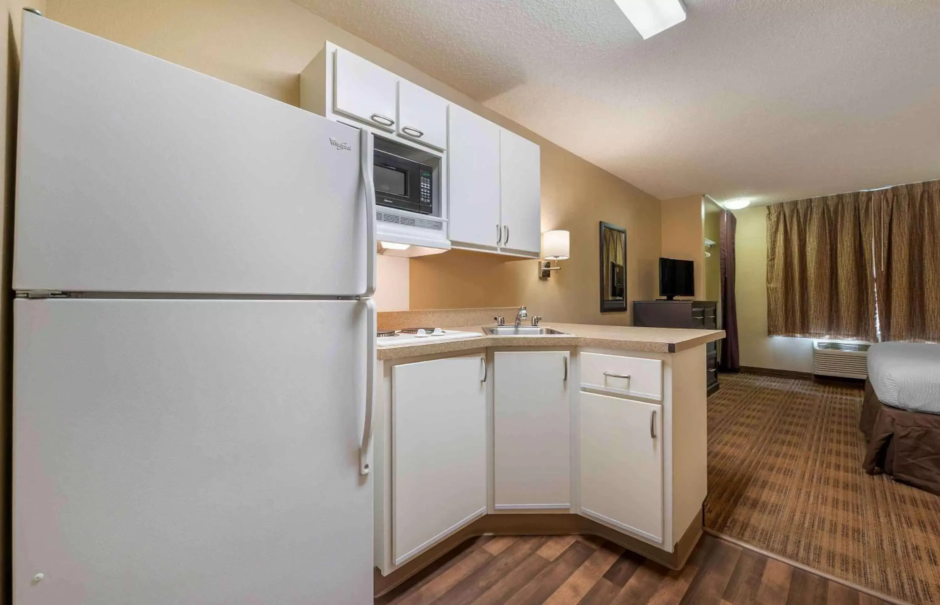 Bedroom, Kitchen/Kitchenette in Extended Stay America Suites - Dayton - North