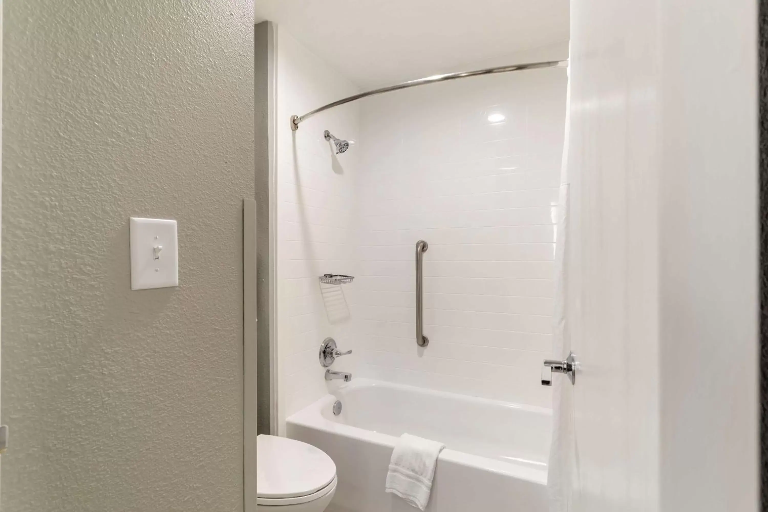 Bathroom in Best Western Plus Magnolia Inn & Suites