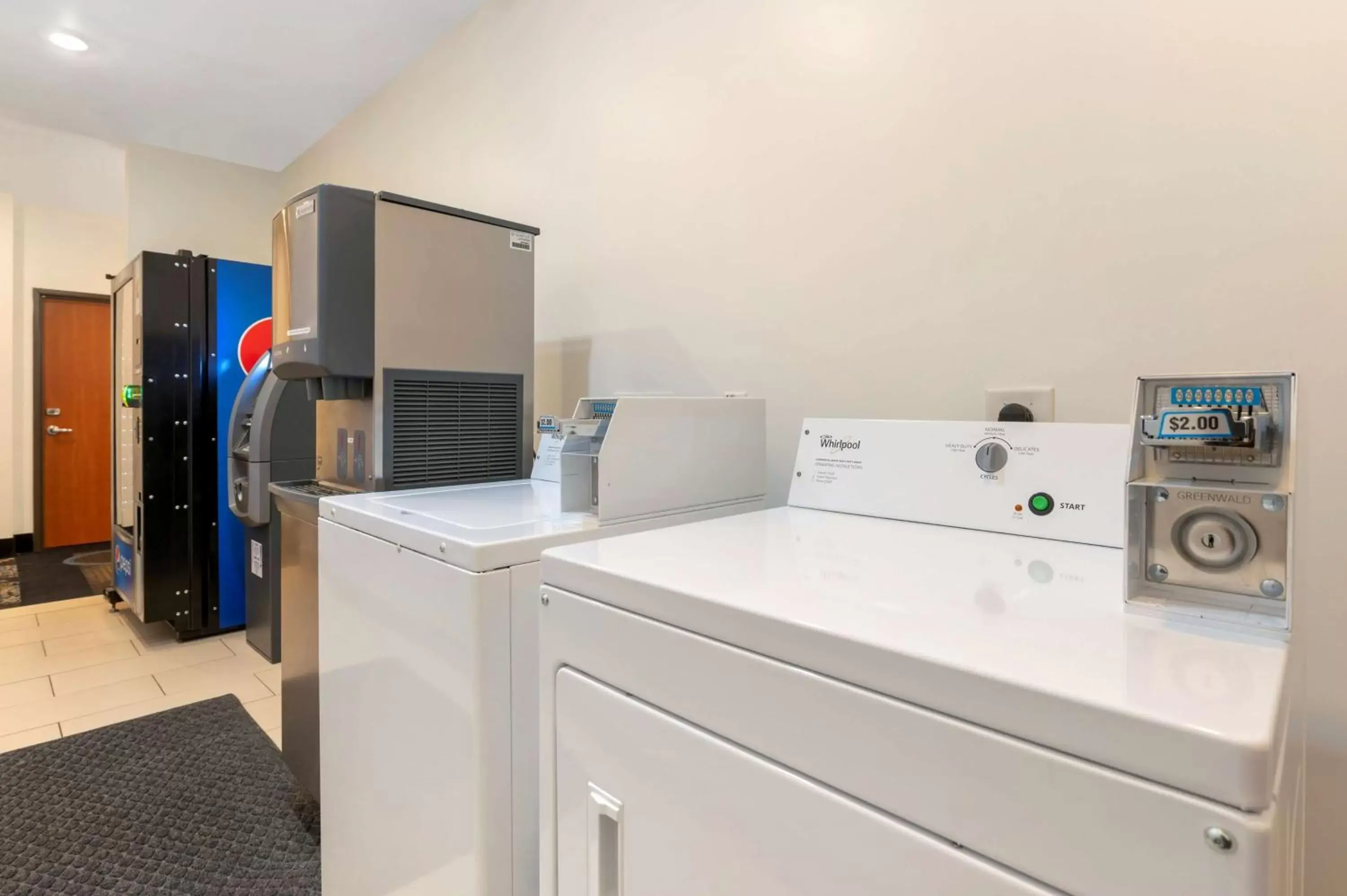 Property building, Kitchen/Kitchenette in Best Western Plus Covered Bridge Inn