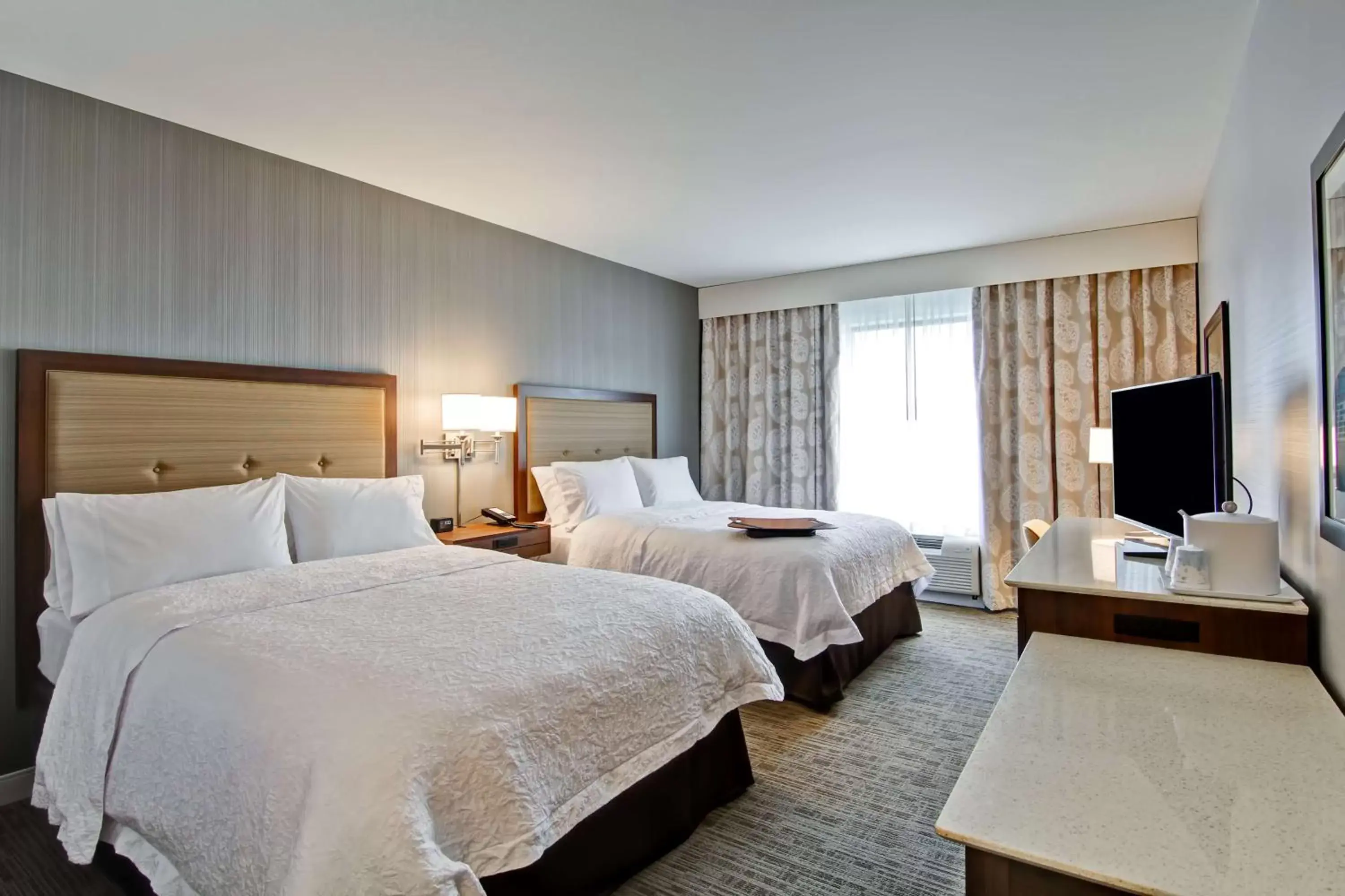 Bed in Hampton Inn & Suites Detroit/Troy