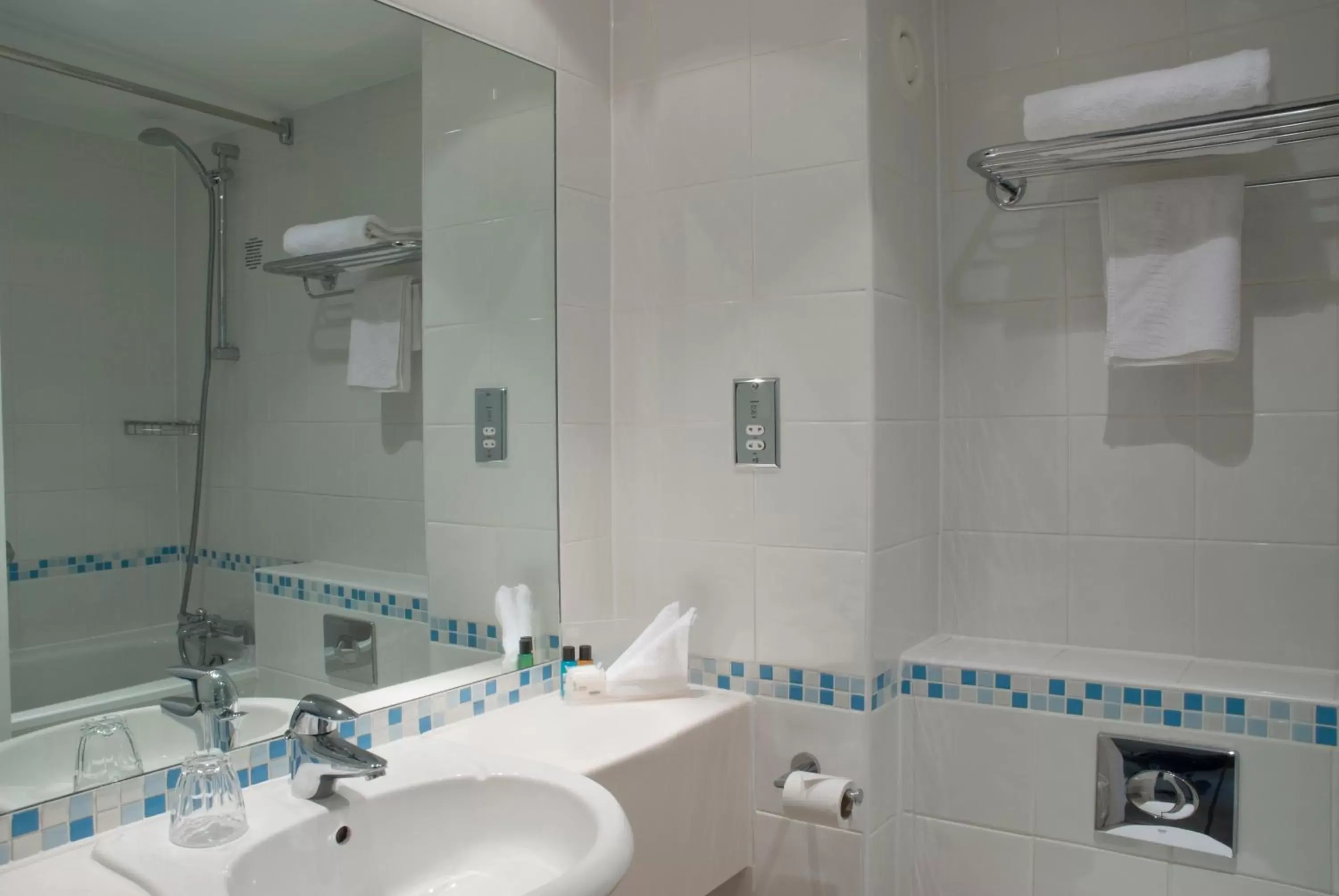 Shower, Bathroom in Holiday Inn Maidstone-Sevenoaks, an IHG Hotel