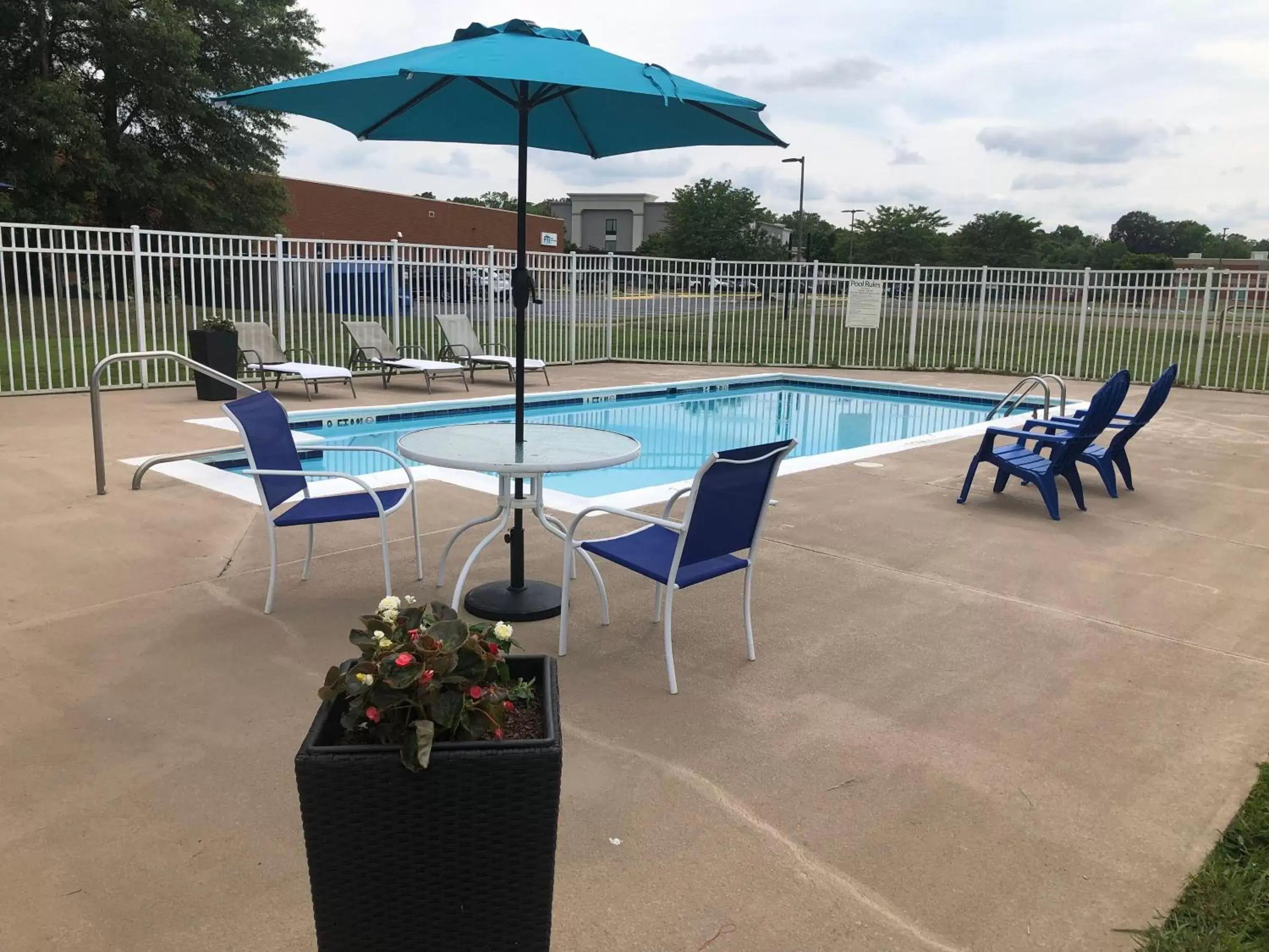 Swimming Pool in Red Roof Inn Dahlgren - Naval Base