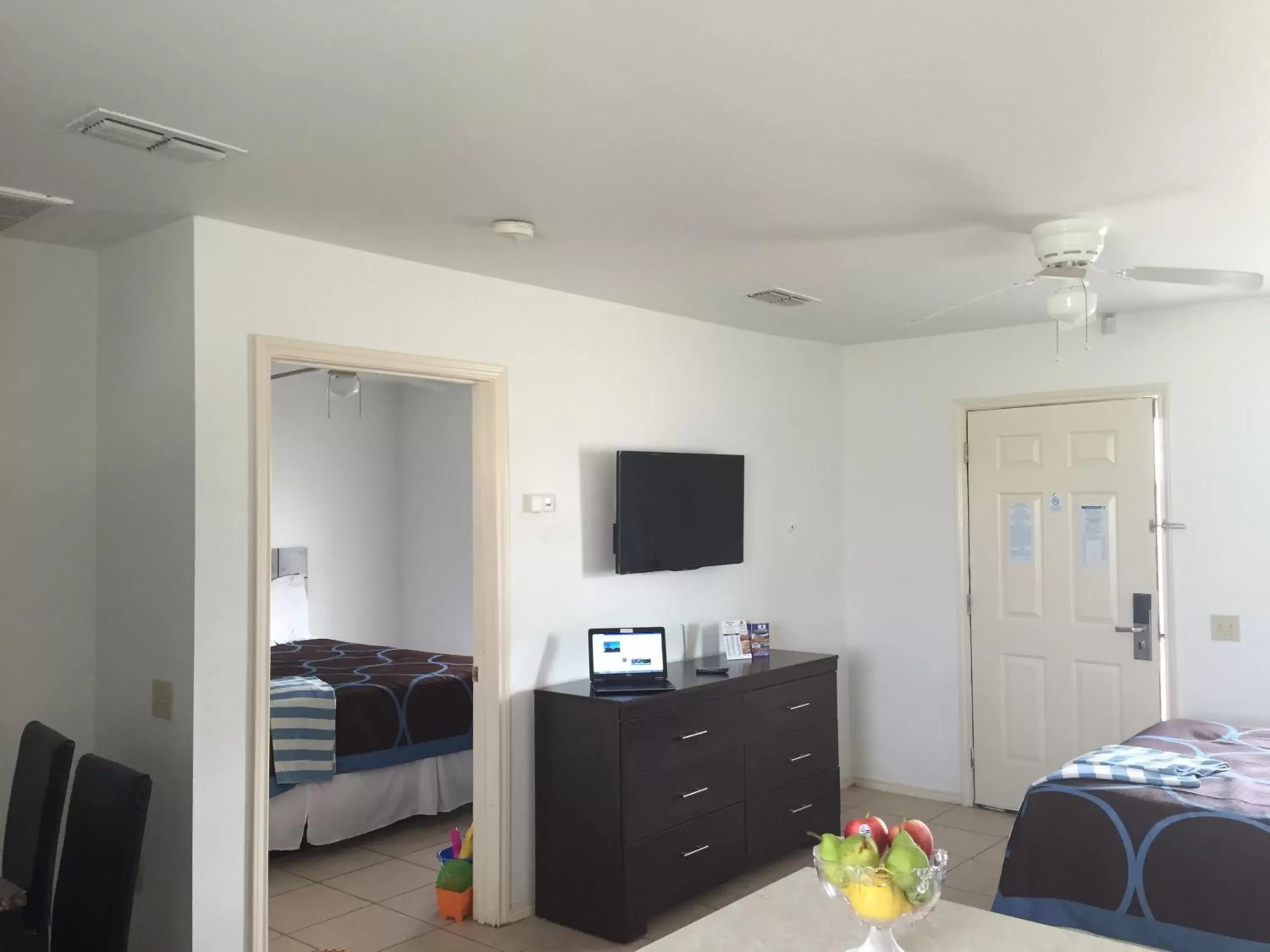 Bedroom, TV/Entertainment Center in Port Isla Inn