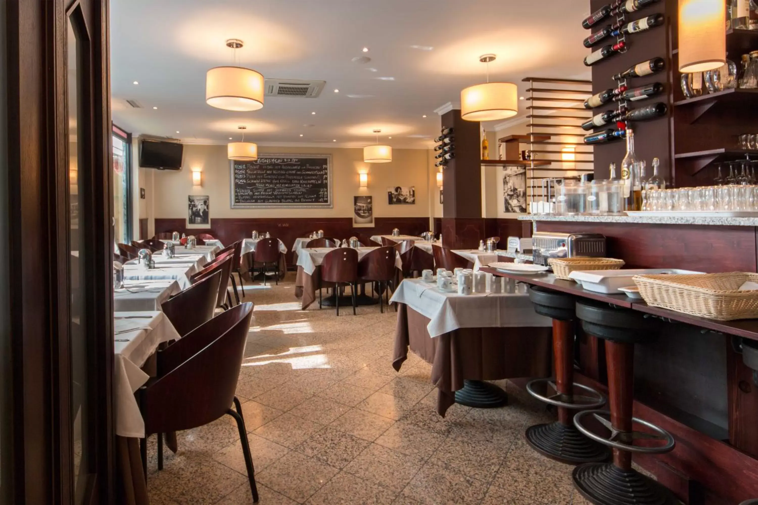 Restaurant/places to eat in Downtown Vi Vadi Hotel Restaurant/places to eat in Downtown Vi Vadi Hotel