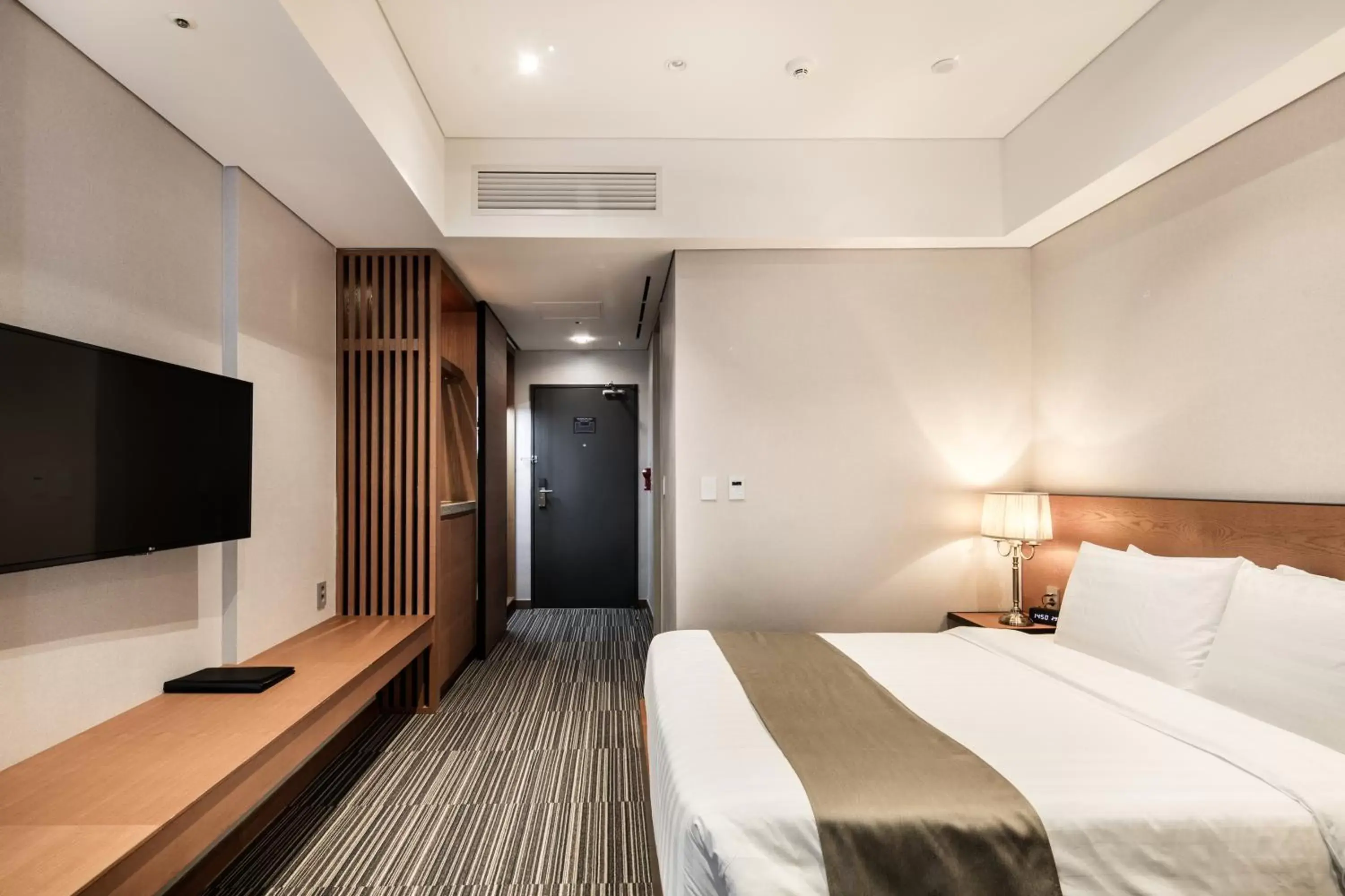 Bed in Golden Tulip Incheon Airport Hotel