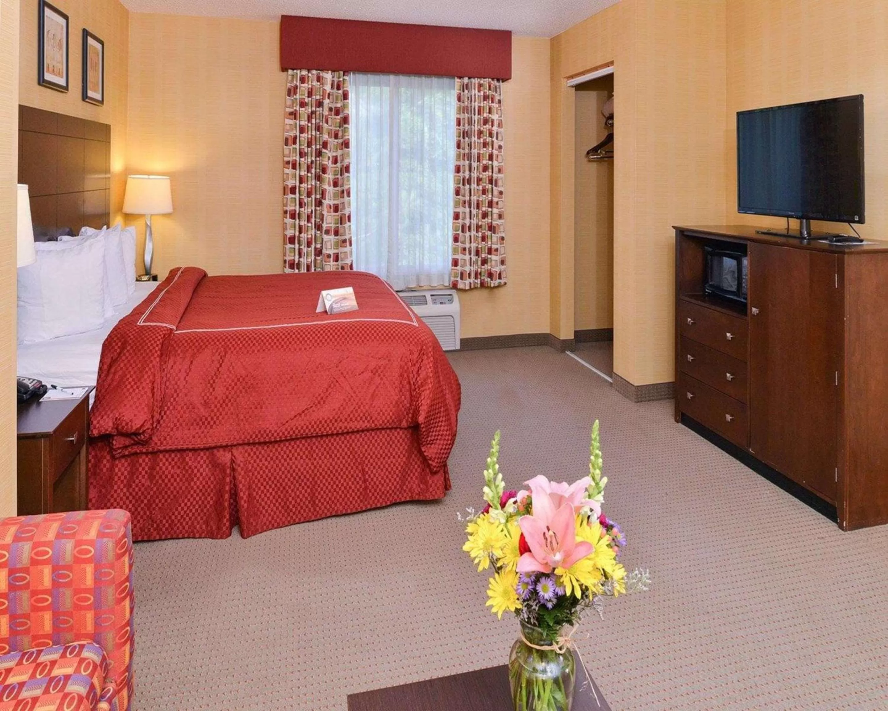 Photo of the whole room, Bed in Quality Suites Stratford