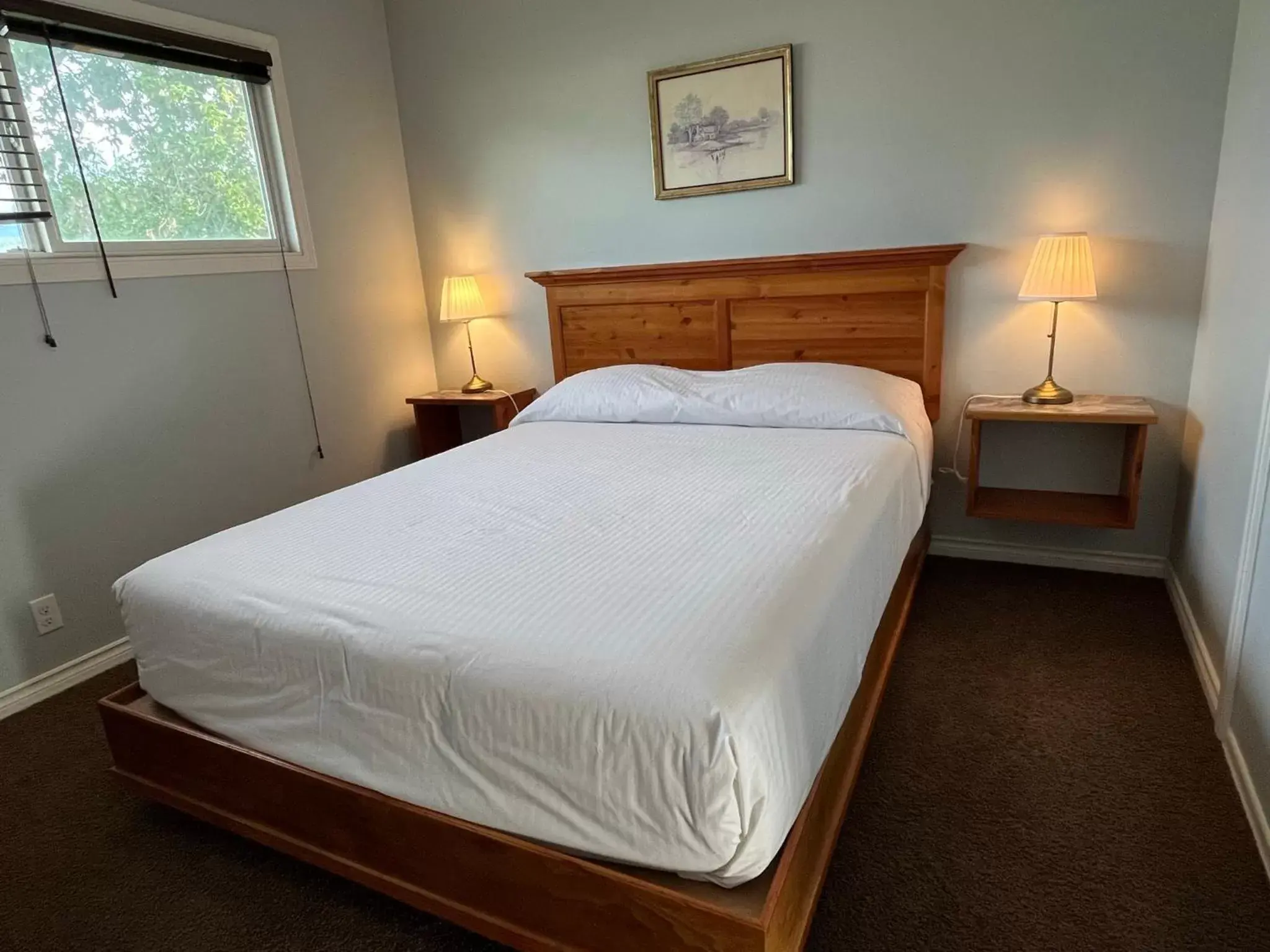 Bed in Brookside Motel