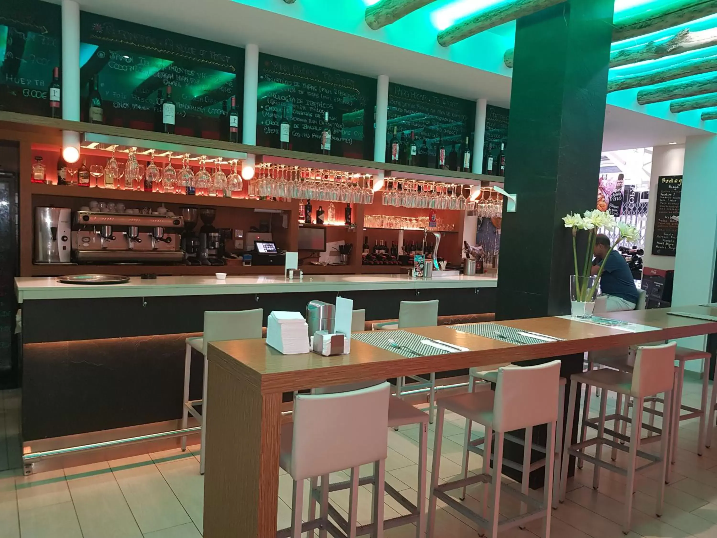 Meals, Lounge/Bar in Hotel Comfort Dauro 2