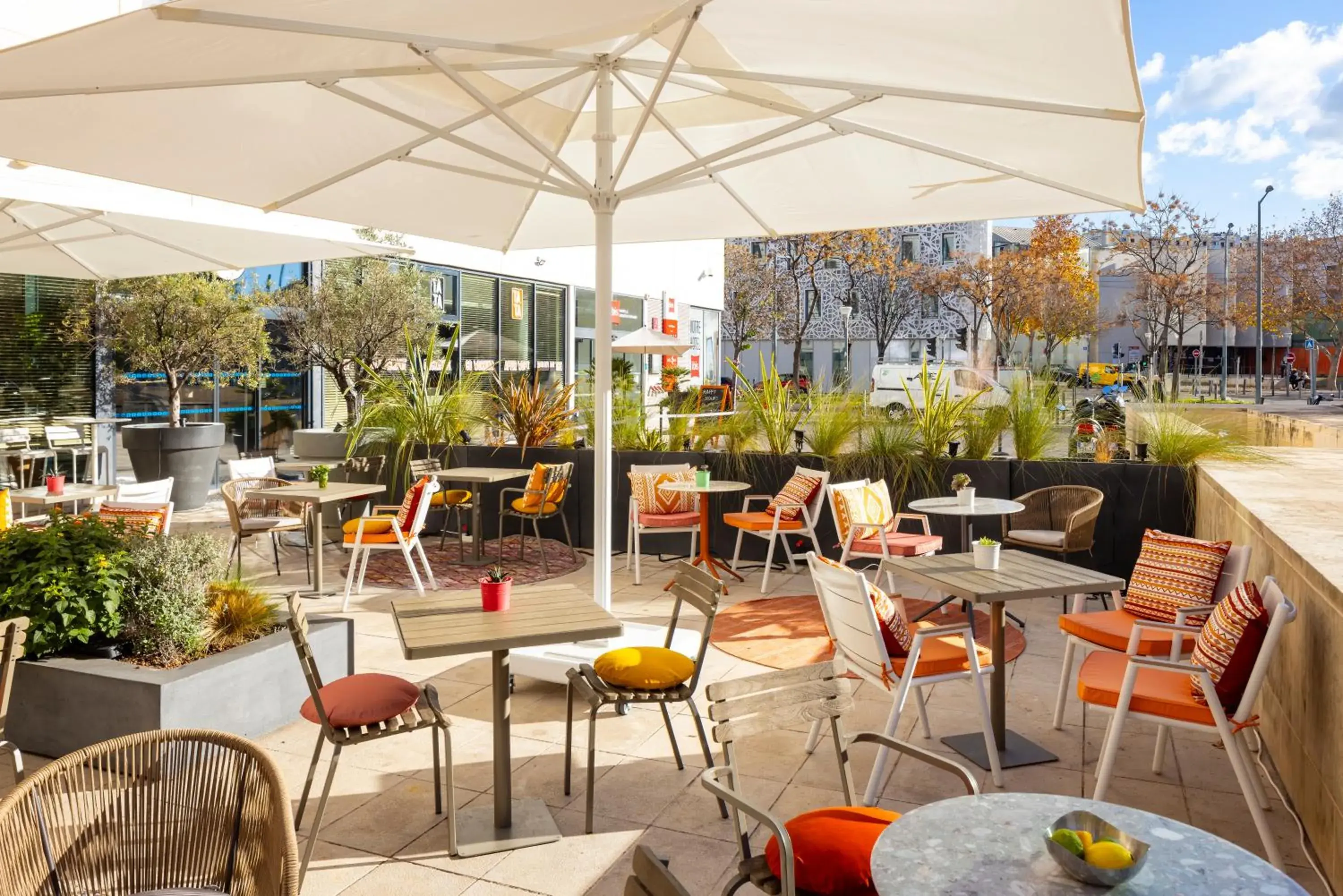 Patio, Restaurant/Places to Eat in ibis Marseille Centre Euromed