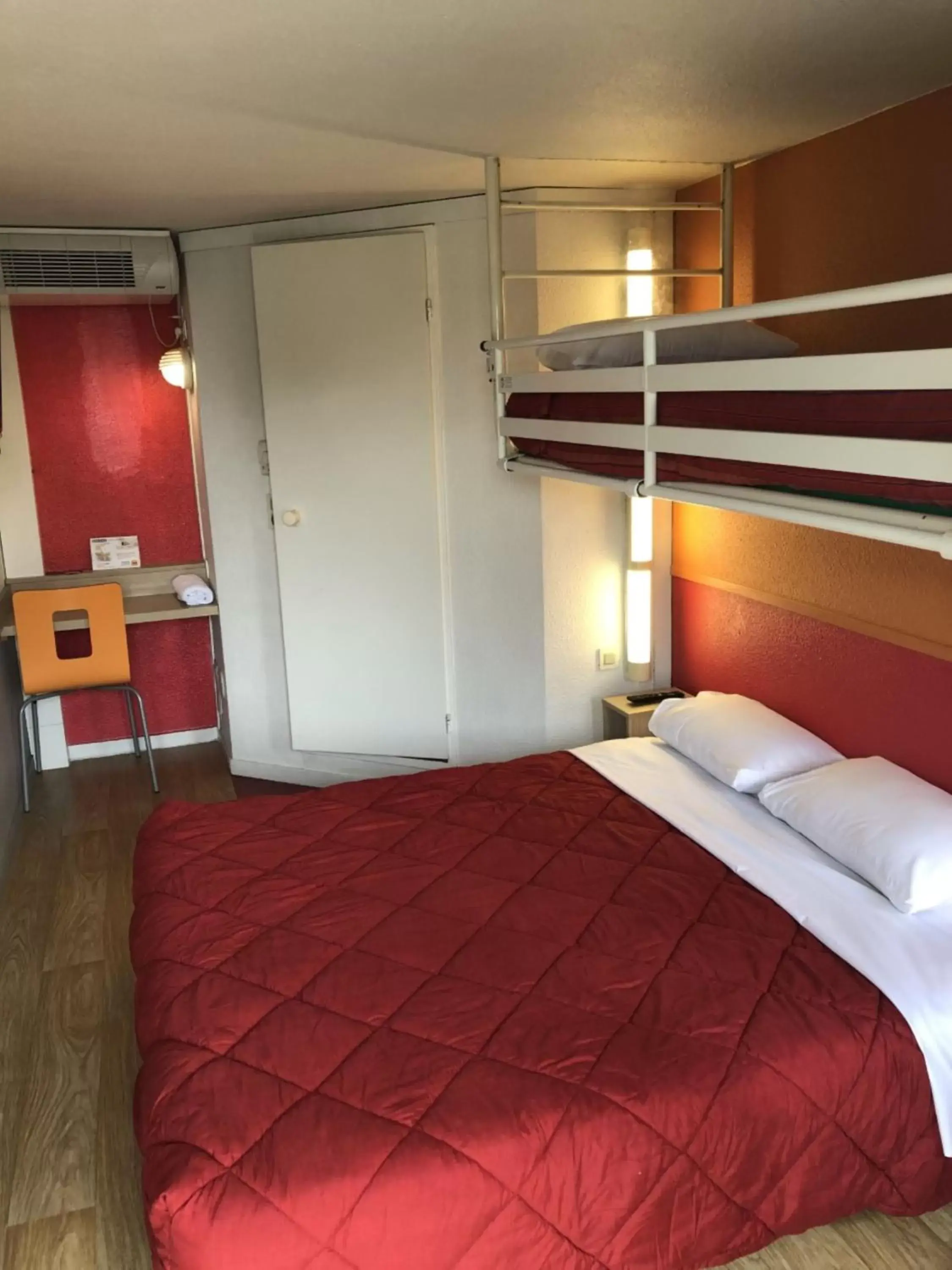 Shower, Bed in Premiere Classe Laon
