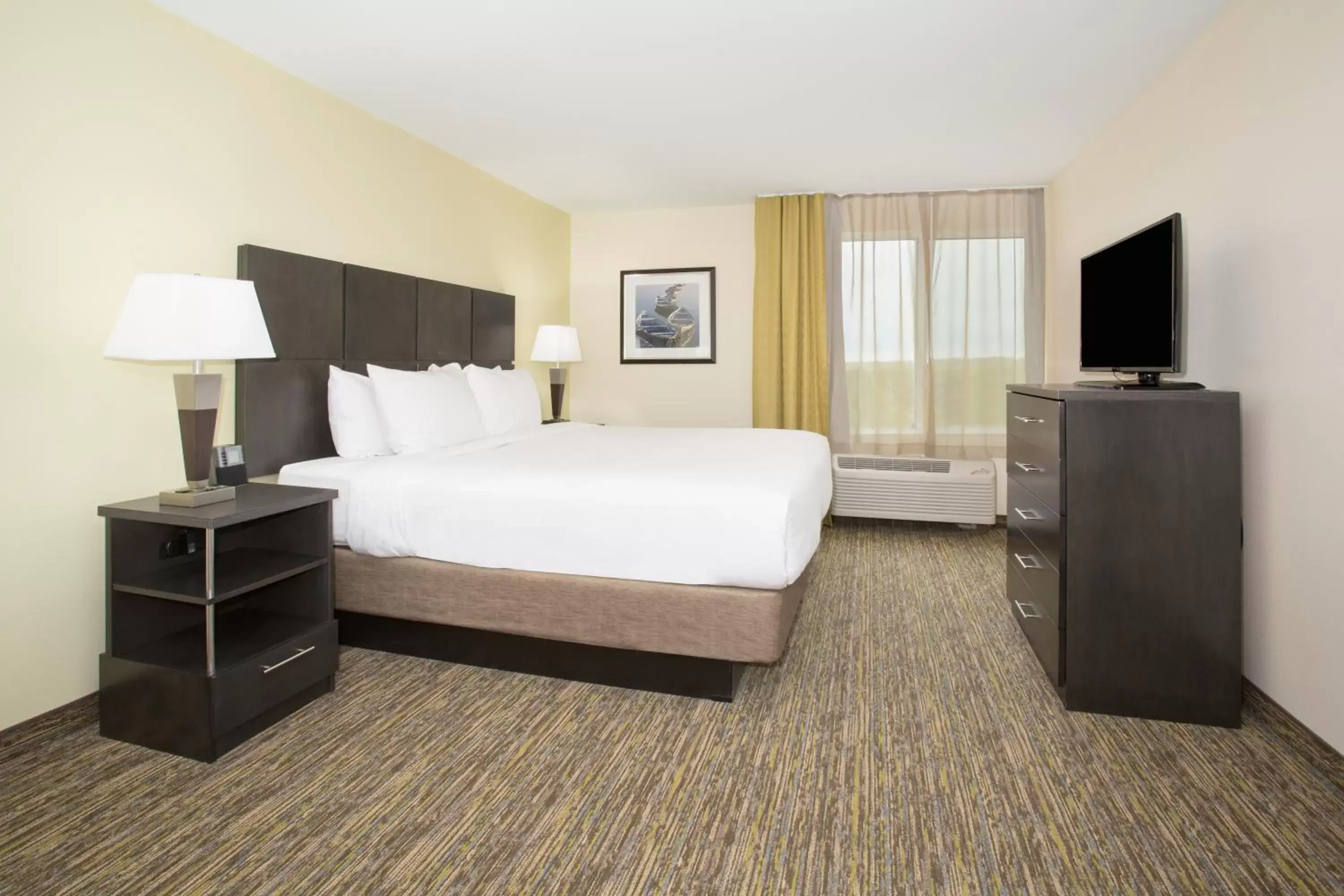 Bedroom, Bed in Candlewood Suites Longmont, an IHG Hotel