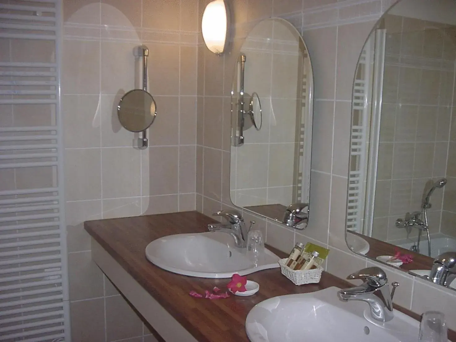 Bathroom in Hotel Argi-Eder, The Originals Relais (Relais du Silence)