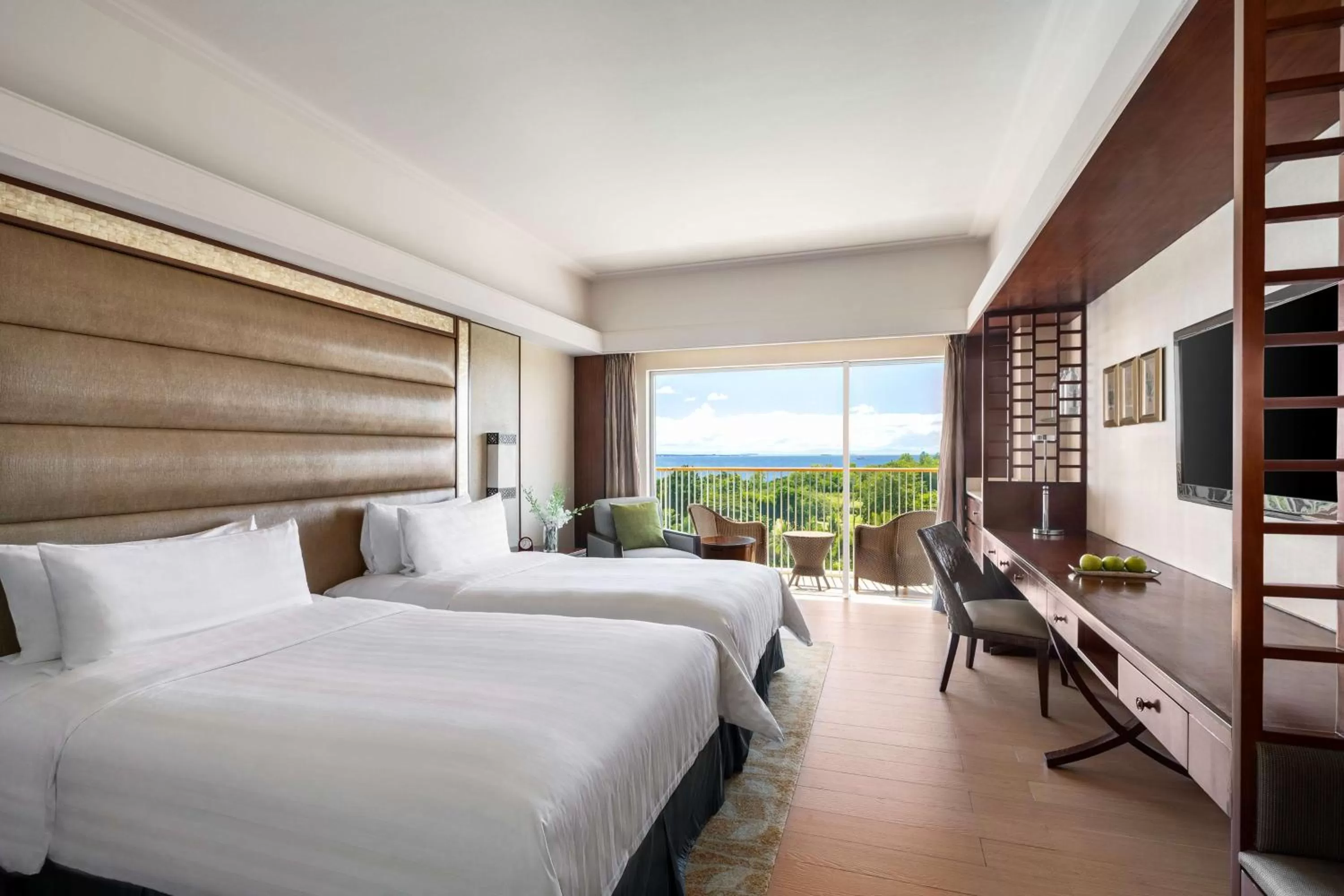 Photo of the whole room, Bed in Shangri-La Mactan, Cebu