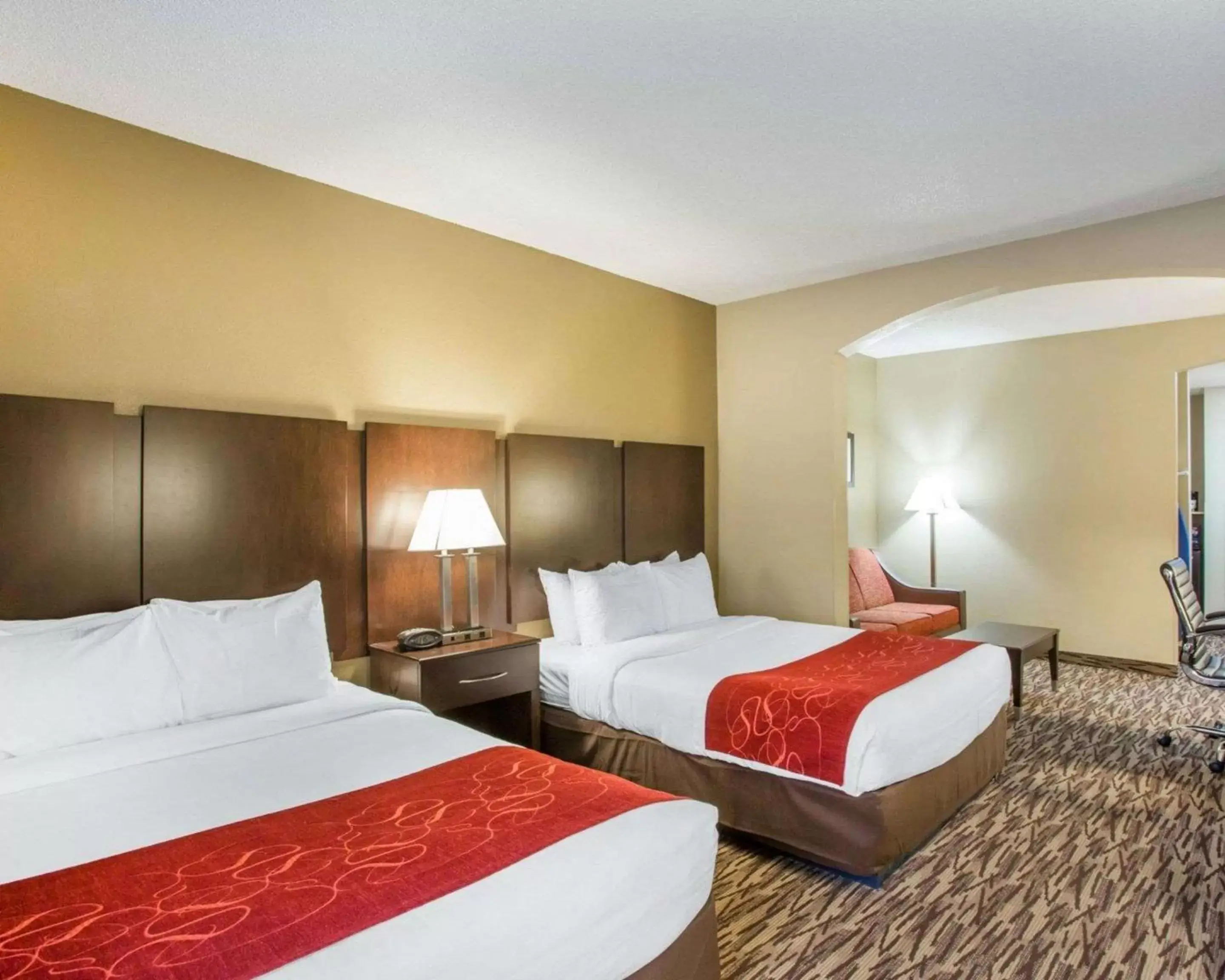 Photo of the whole room, Bed in Comfort Suites Lebanon
