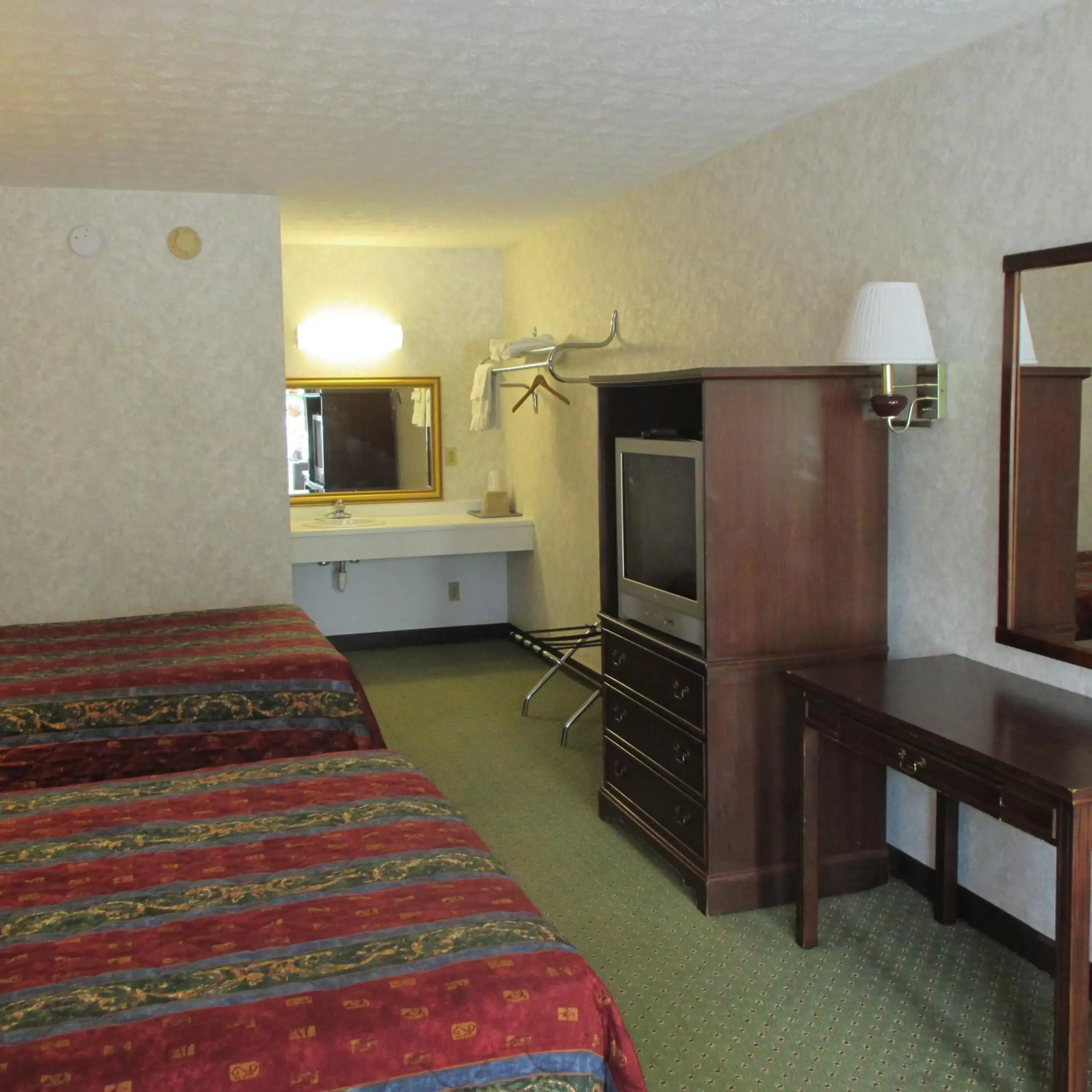 TV/Entertainment Center in Paragon Inn Hillsboro