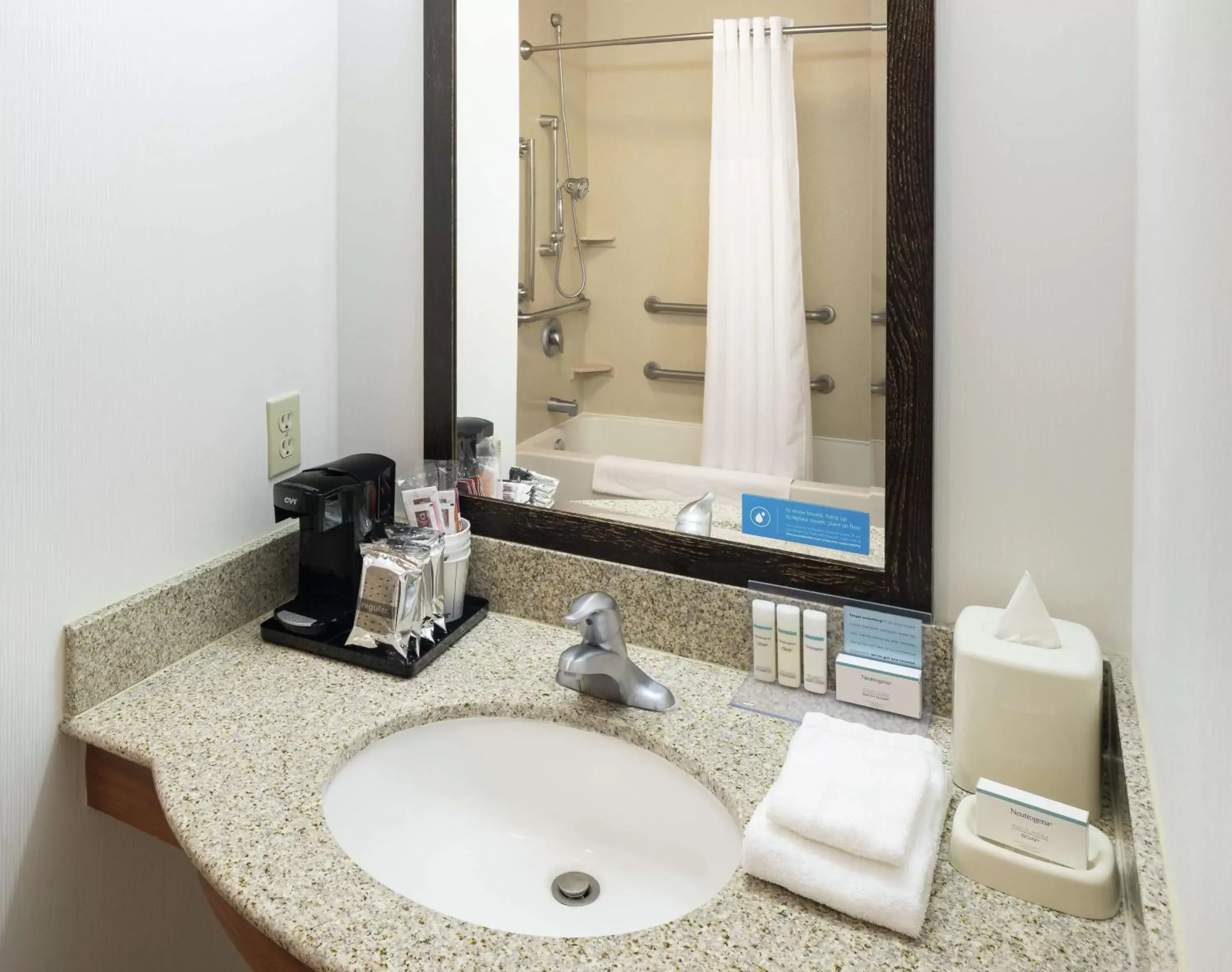King Room with Accessible Tub - Mobility and Hearing Access/Non-Smoking in Hampton Inn & Suites Clovis Airport North King Room with Accessible Tub - Mobility and Hearing Access/Non-Smoking in Hampton Inn & Suites Clovis Airport North