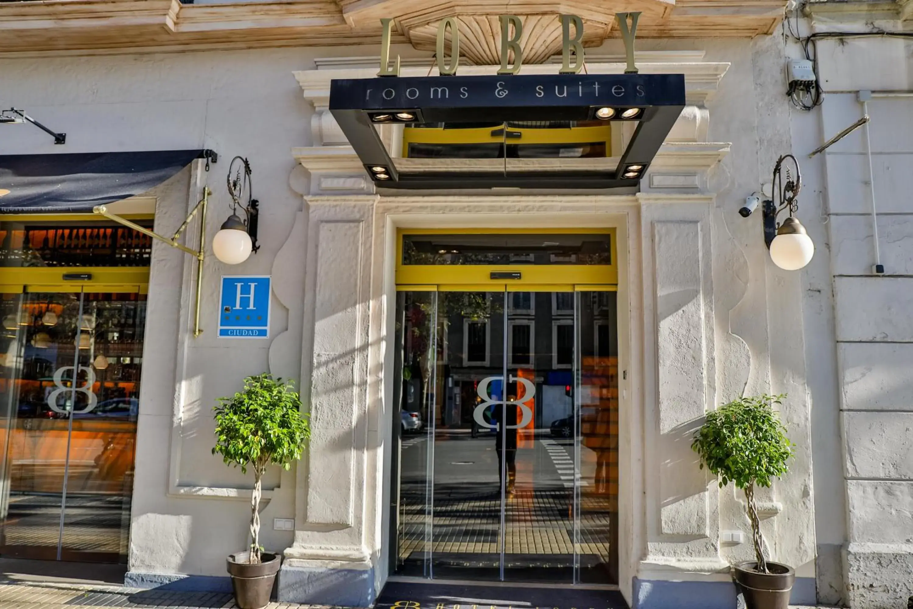 Area and facilities in Hotel Lobby Room Sevilla