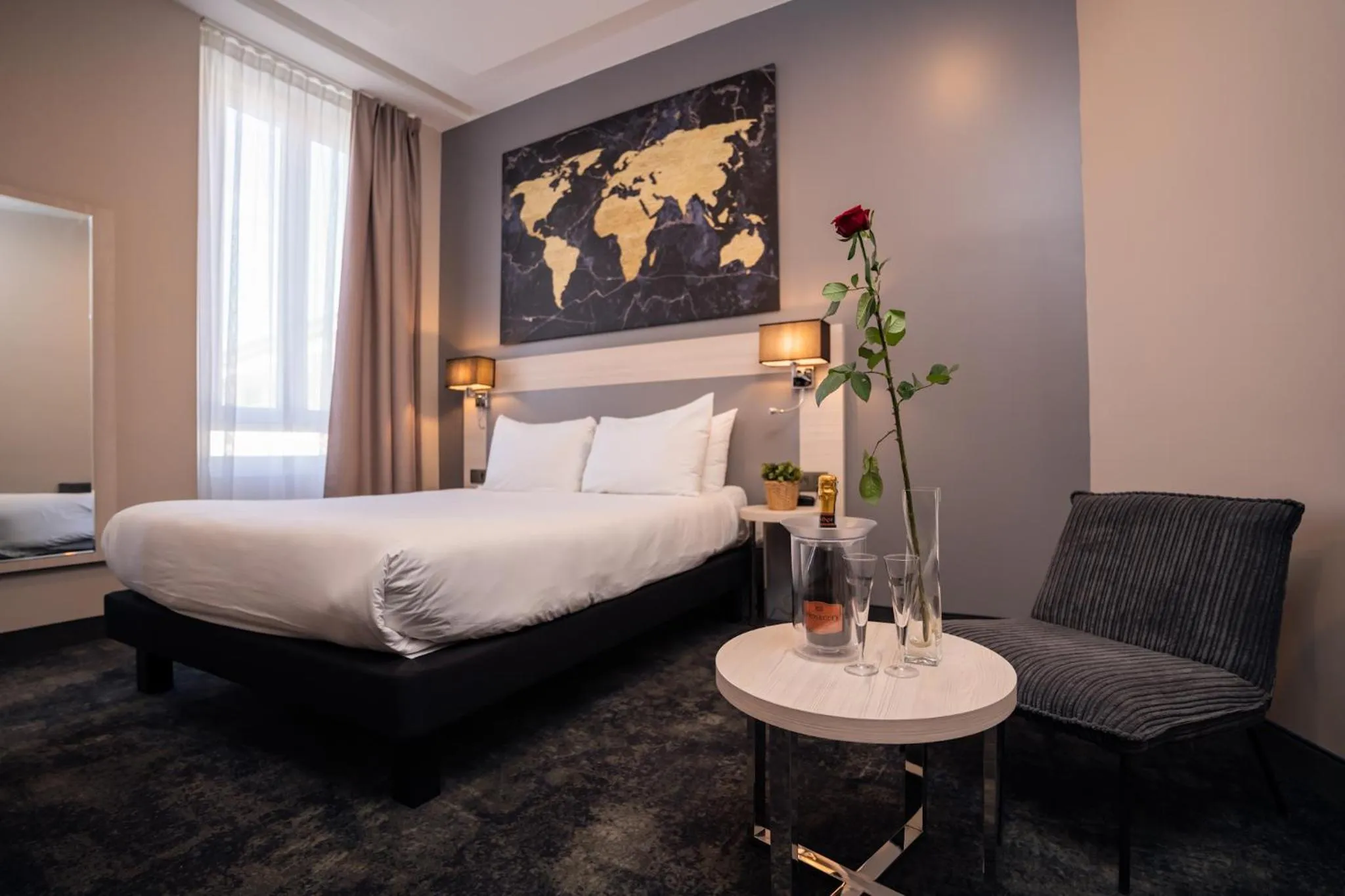 Bed in Hôtel Univers