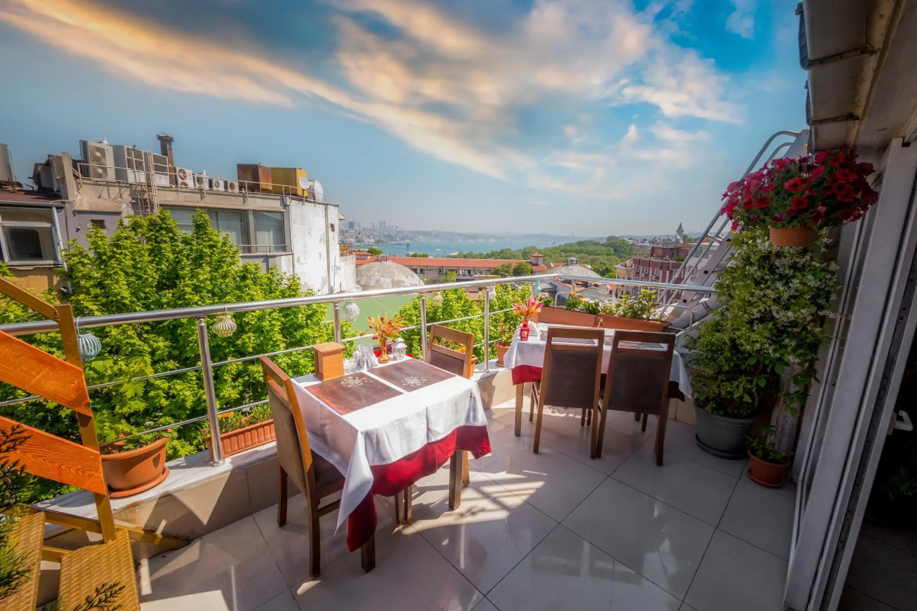 Restaurant/places to eat, Balcony/Terrace in Meddusa Hotel Istanbul